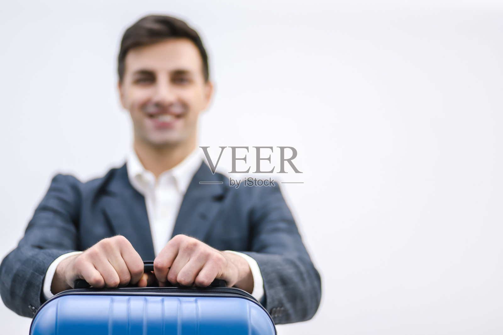 行李规则的概念。28、快乐的人为旅行做好了准备,按照条条框框收拾好了手提箱。照片摄影图片