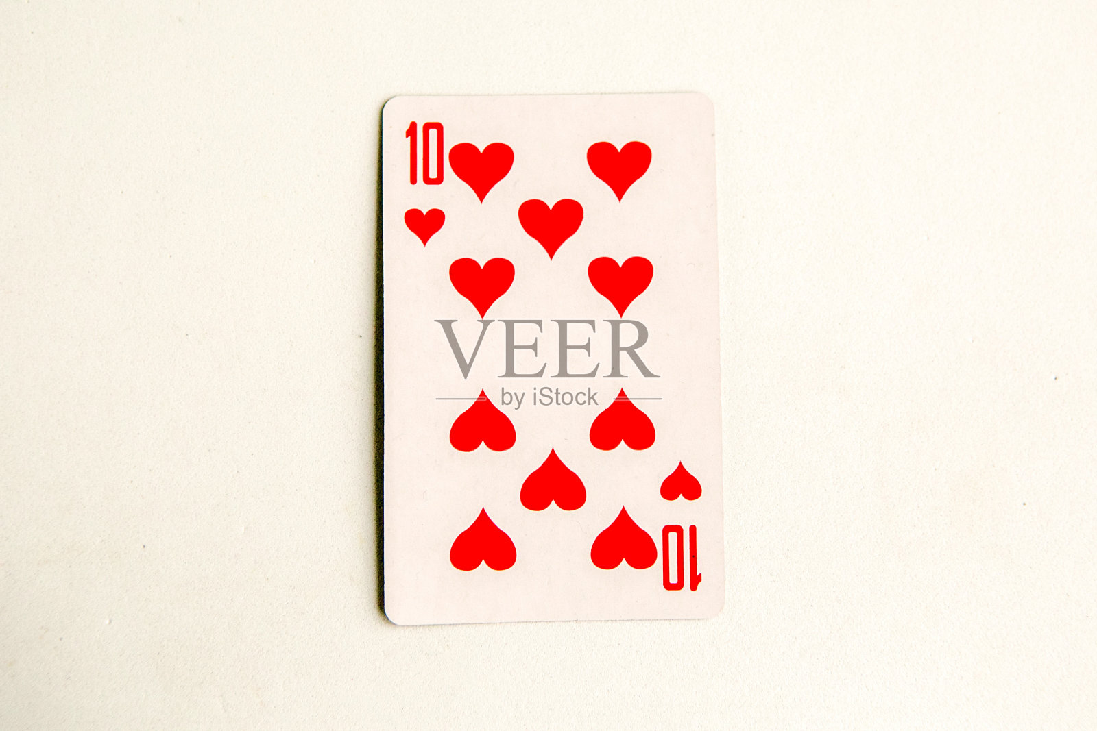 红心十张牌,白色背景。照片摄影图片