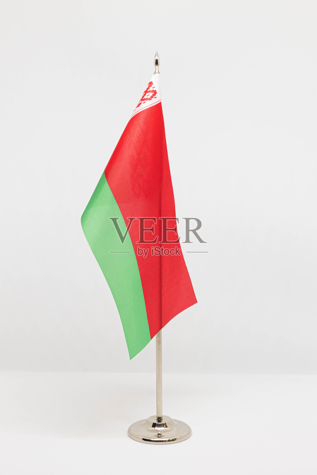 白俄罗斯国家桌面旗帜挂在金属旗杆上,孤立在白色背景上。照片摄影图片