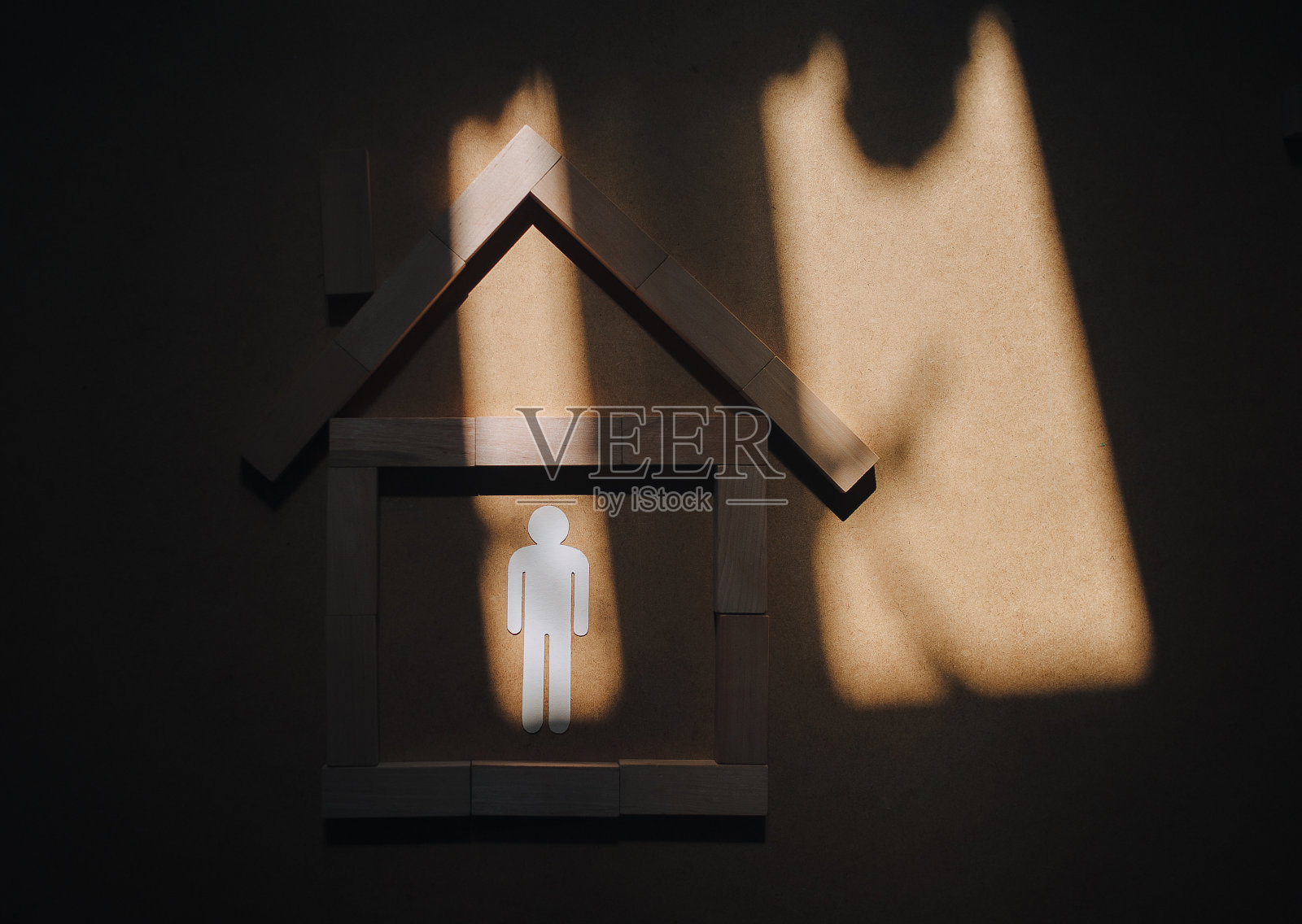 里面有个男人的房子。孤独的概念,非法生活,缺乏电力和移民问题。照片摄影图片