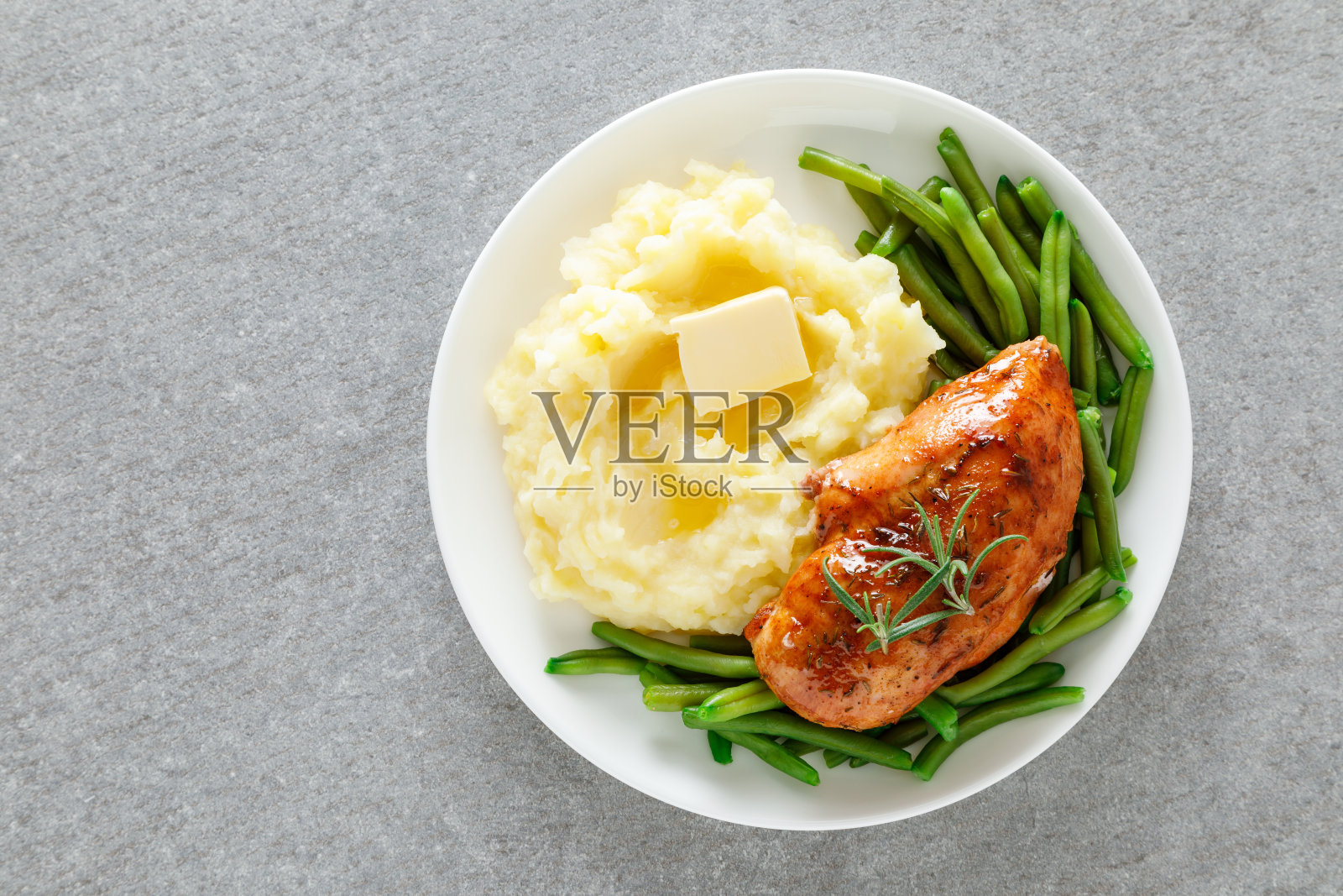 烤鸡胸配青豆和煮土豆泥。晚餐或早餐供应。照片摄影图片