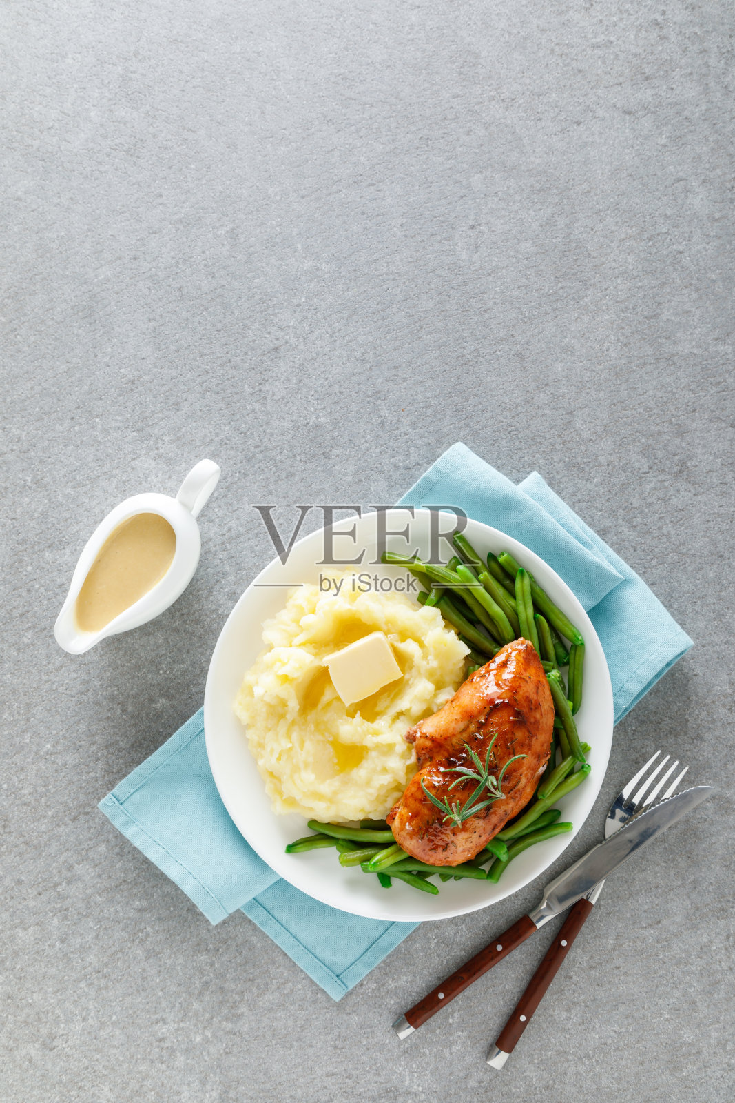 烤鸡胸配青豆和煮土豆泥。晚餐或早餐供应。照片摄影图片