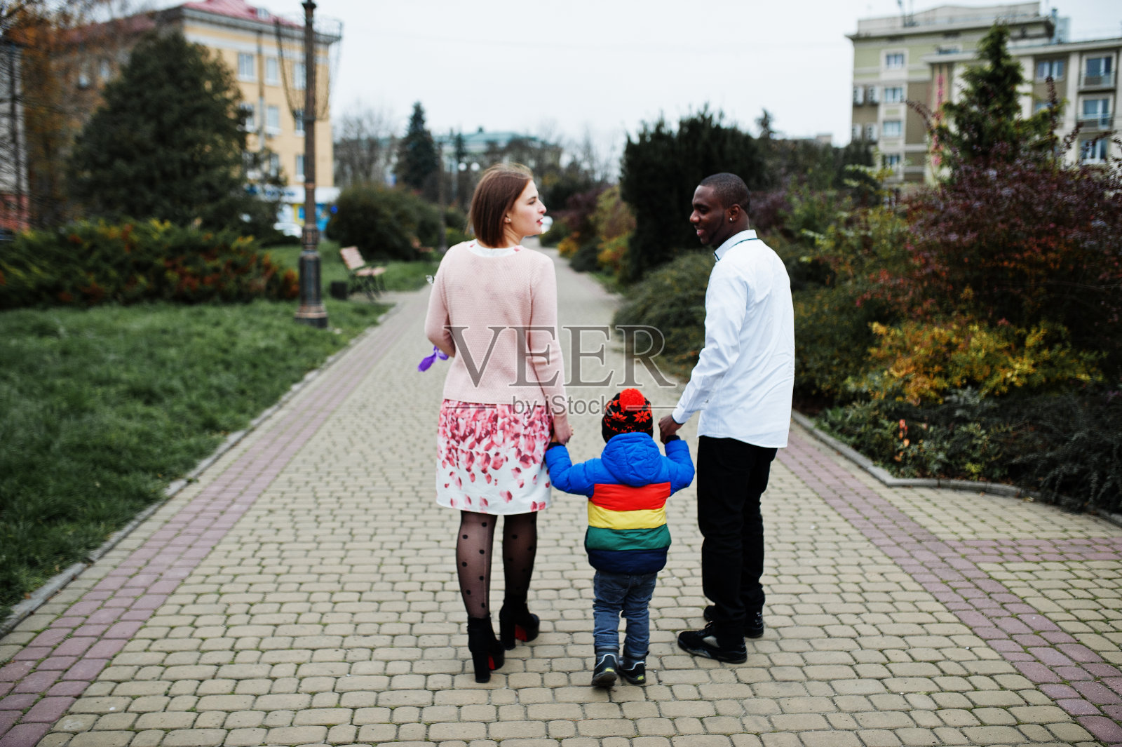 幸福的多民族家庭照片摄影图片