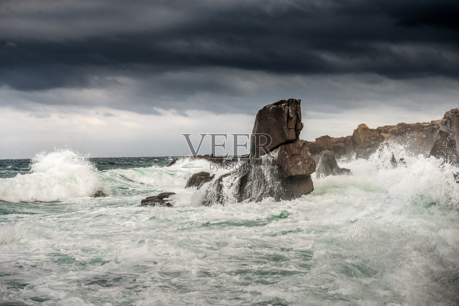 强大的海浪冲击着布满岩石的海岸线照片摄影图片