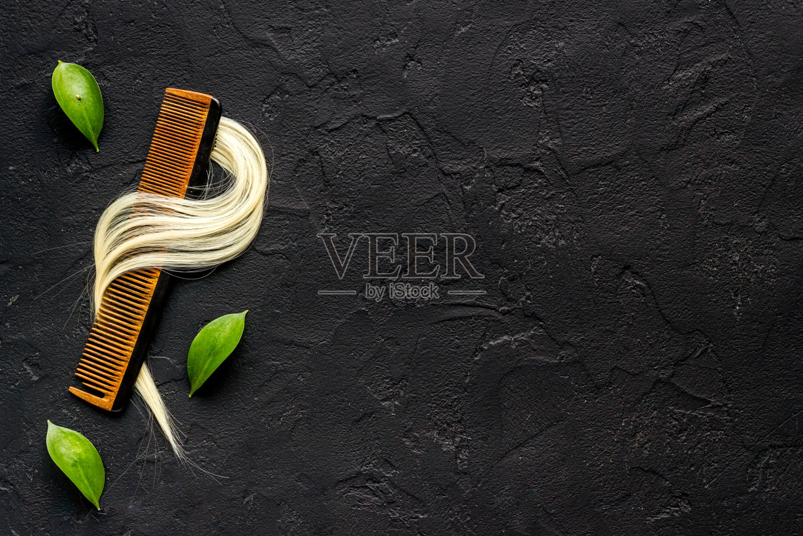 女性用护发用品和木梳子,俯视图,平躺照片摄影图片