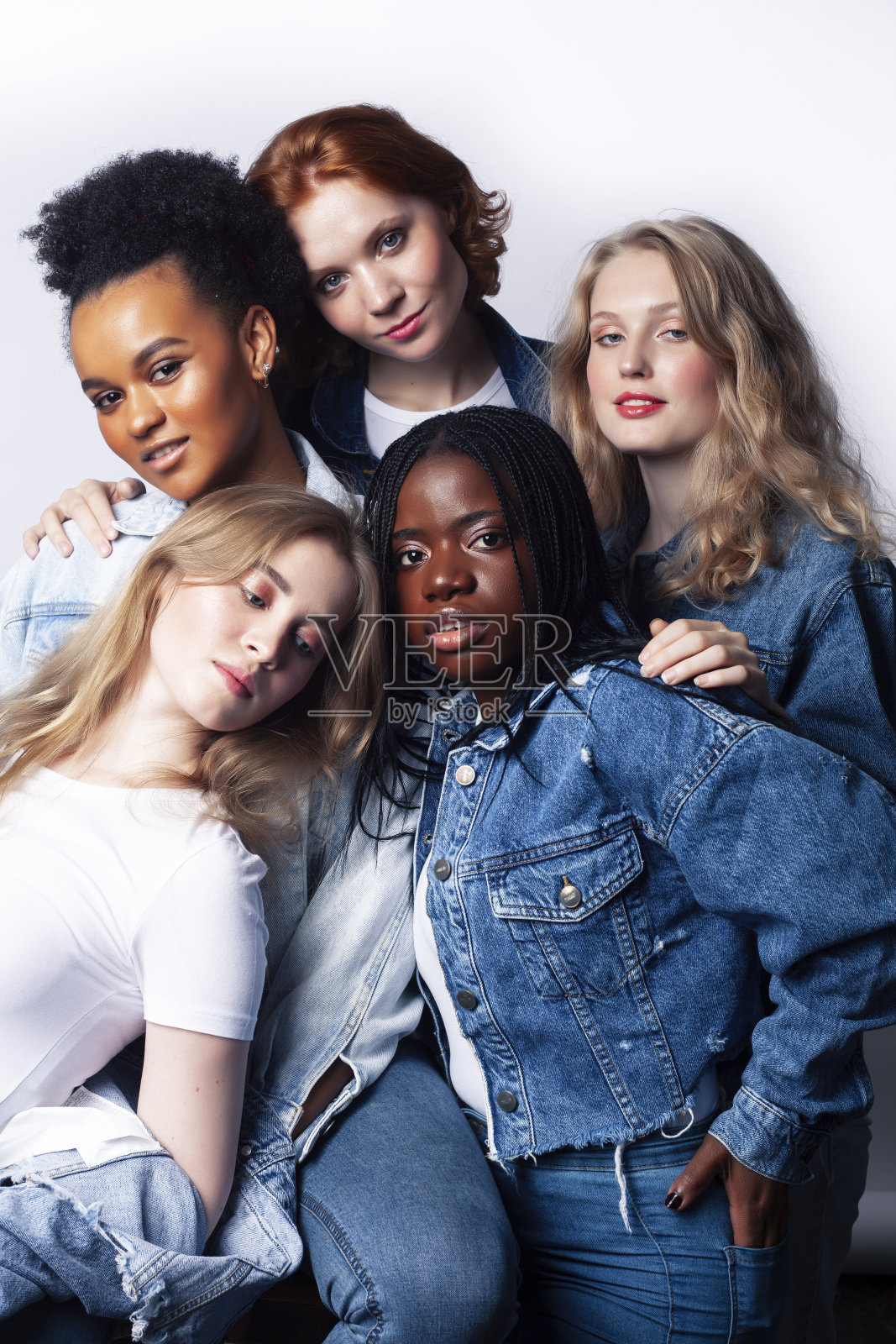 多元化的多民族女孩团体,十几岁的朋友公司欢快有乐趣,快乐的微笑,可爱的摆姿势孤立在白色的背景,生活方式的人概念,非裔美国人和高加索人照片摄影图片