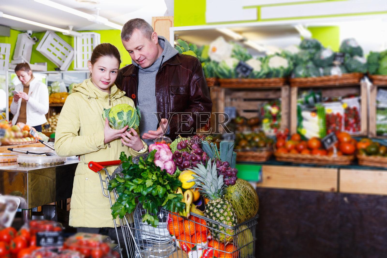 父亲和女儿在农贸市场购物照片摄影图片