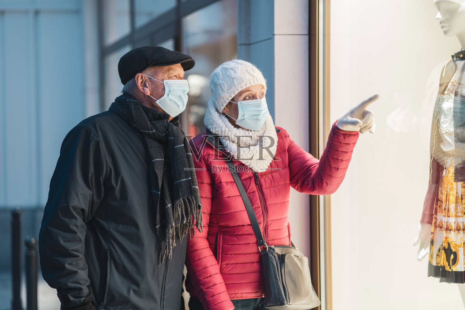 疫情期间戴口罩购物的老年夫妇照片摄影图片