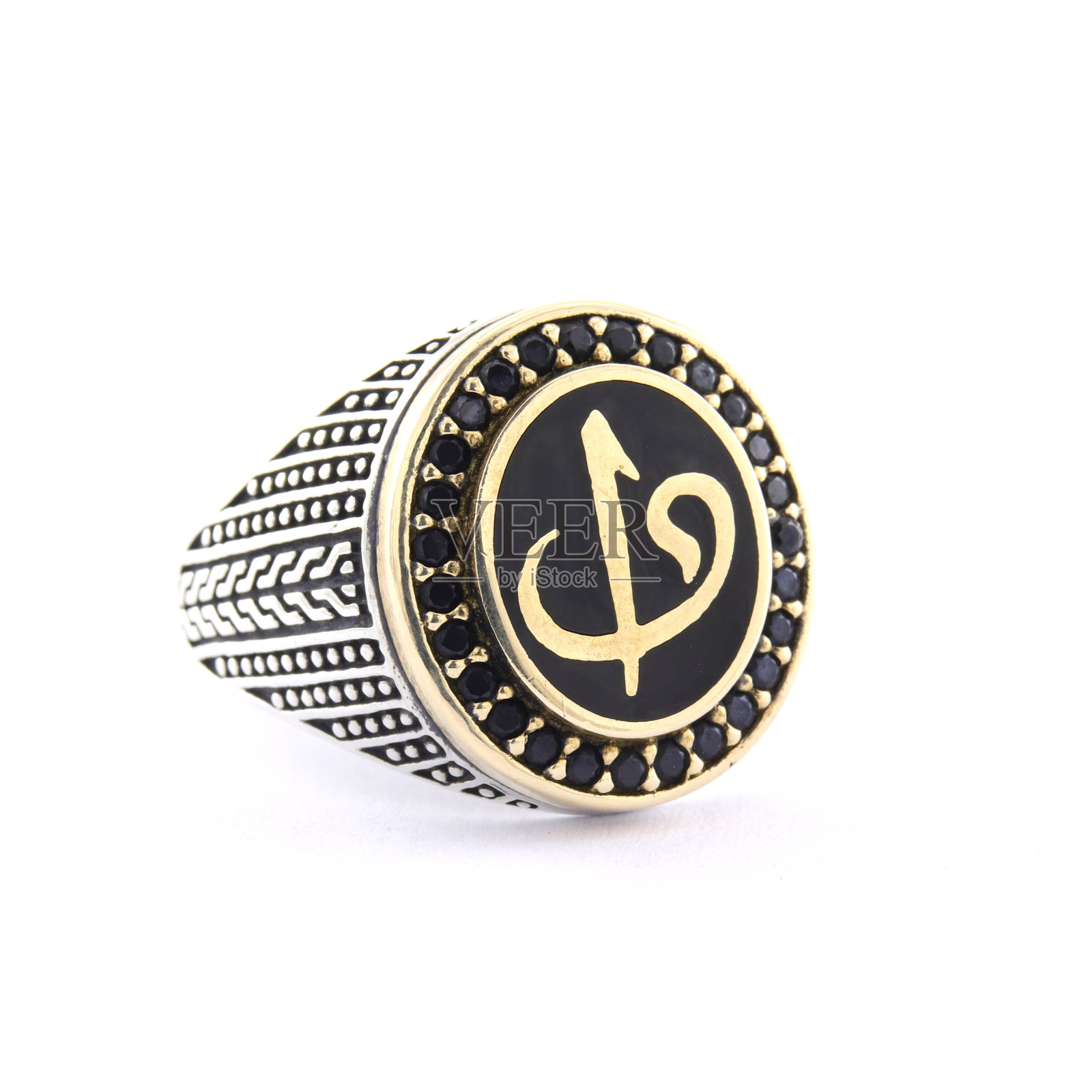 石绣银戒指的男人在一个白色的背景照片摄影图片