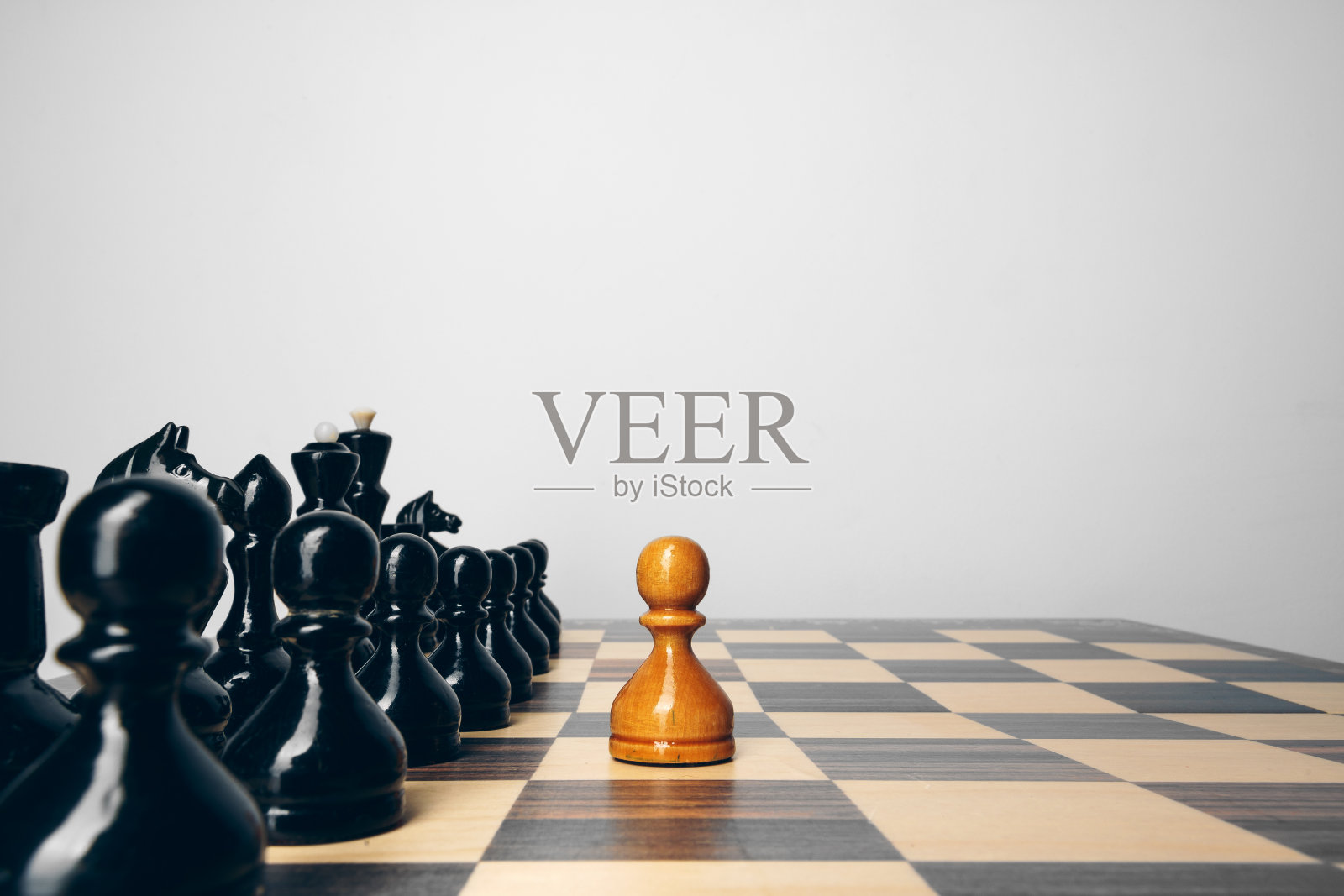 以灰色背景为背景的木雕棋盘照片摄影图片