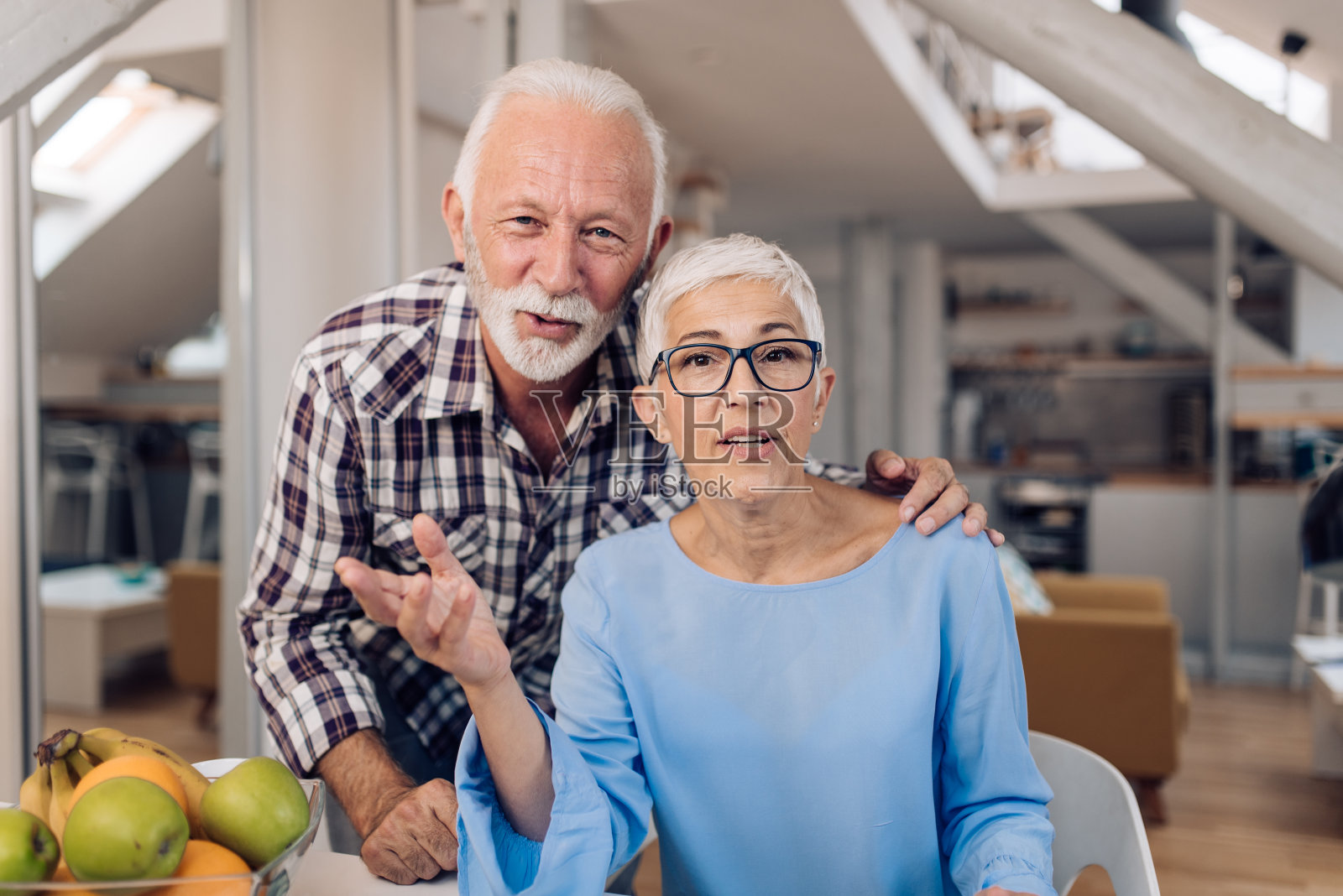 一对企业家在他们的家庭办公室的肖像照片摄影图片