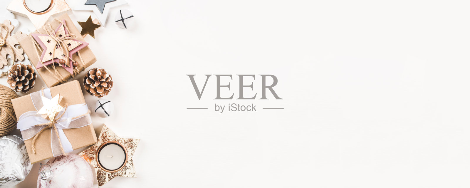 节日圣诞背景与礼物盒和圣诞装饰照片摄影图片