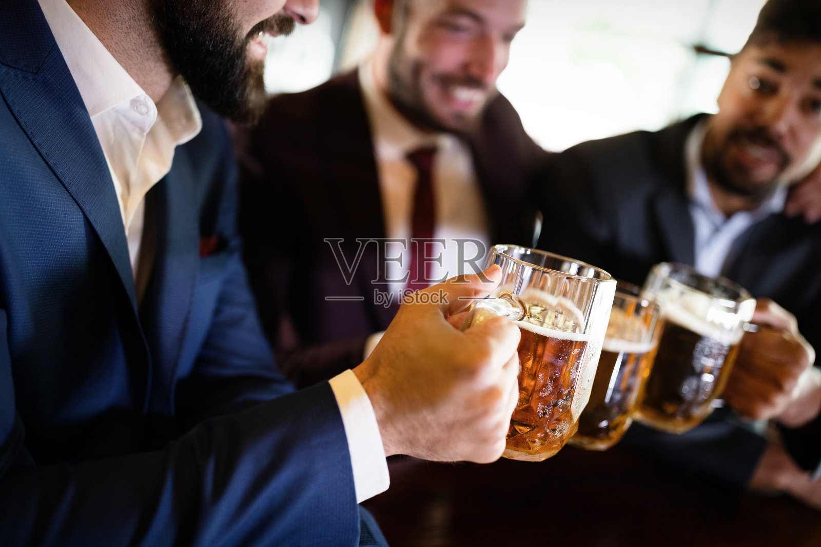 快乐的年轻商人下班后在酒吧喝啤酒聊天照片摄影图片