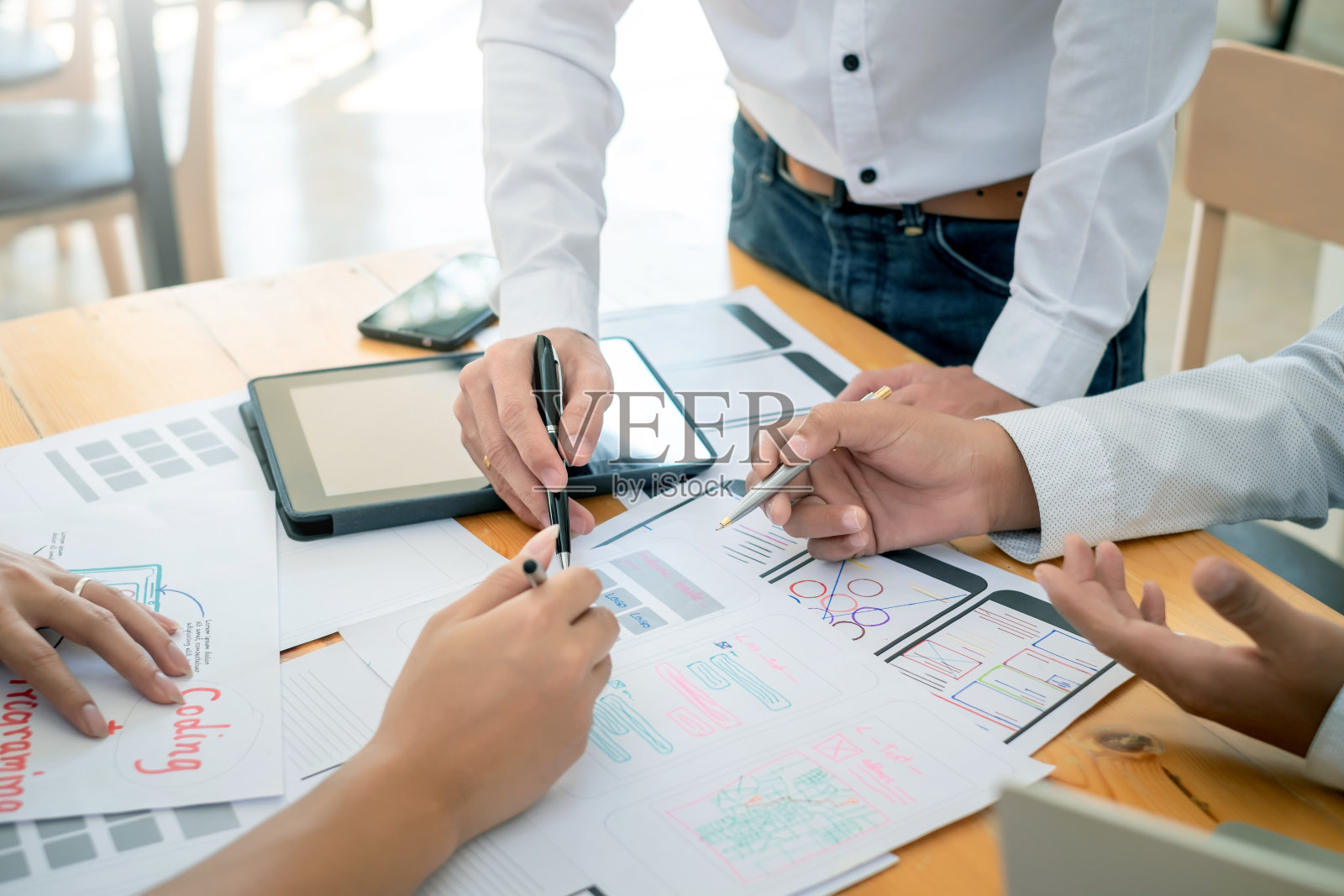 设计师团队绘制网站ux应用程序开发手机应用程序。照片摄影图片