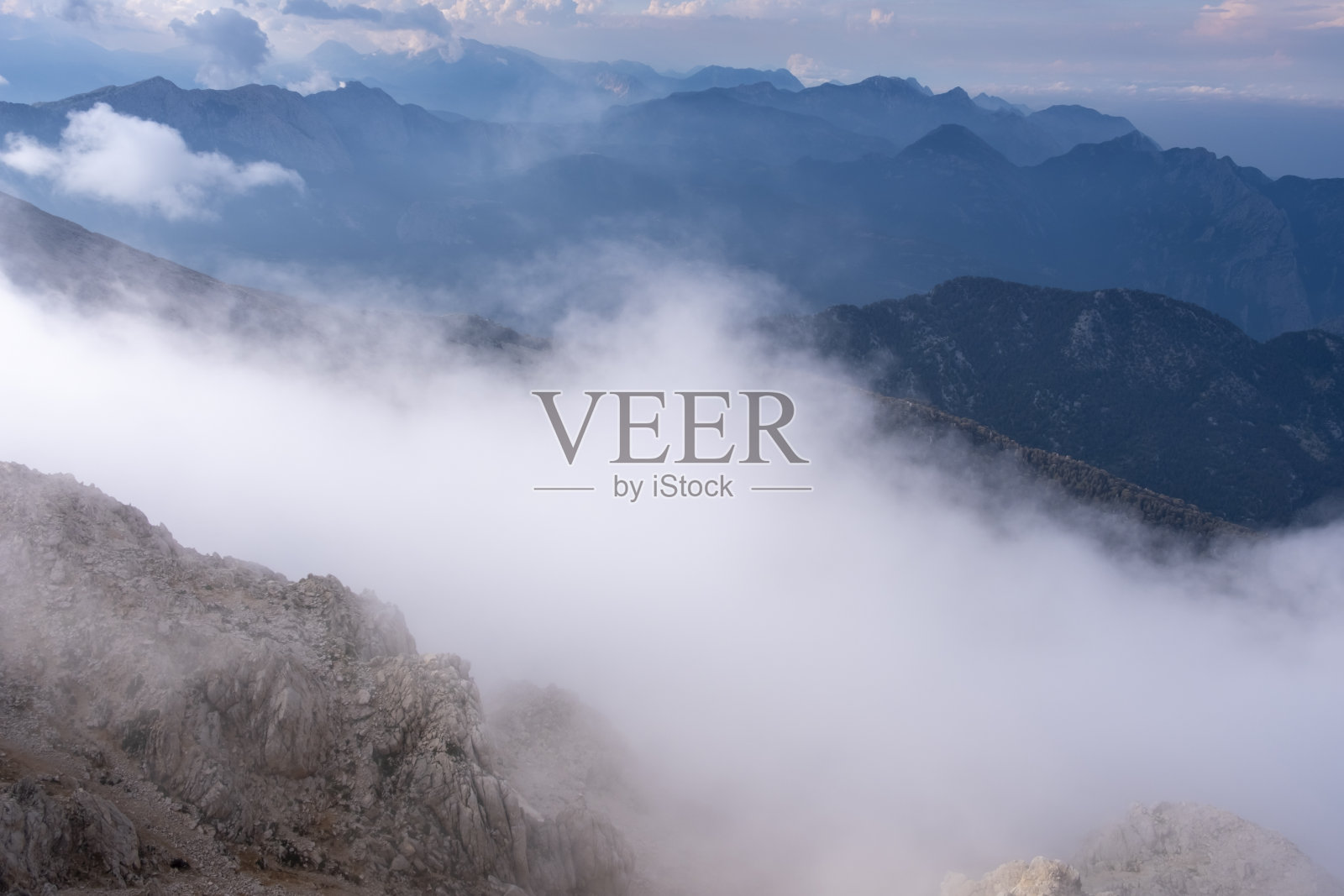 从塔塔利山的山顶拍摄到的美丽的金牛座山脉和多云的天空。照片摄影图片