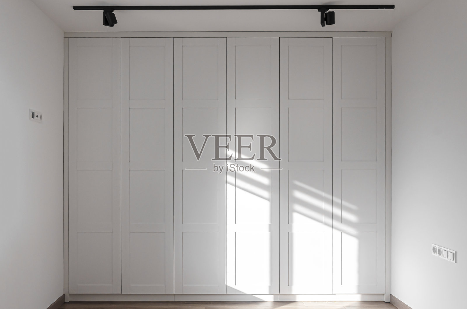 白色的门和白色的墙壁在新公寓在斯堪的纳维亚风格照片摄影图片