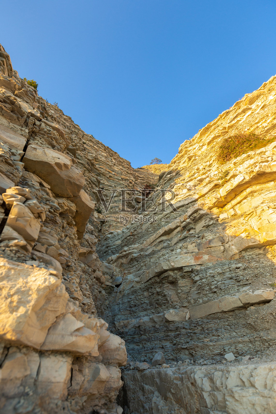 在一个阳光明媚的日子,高高的岩石山照片摄影图片