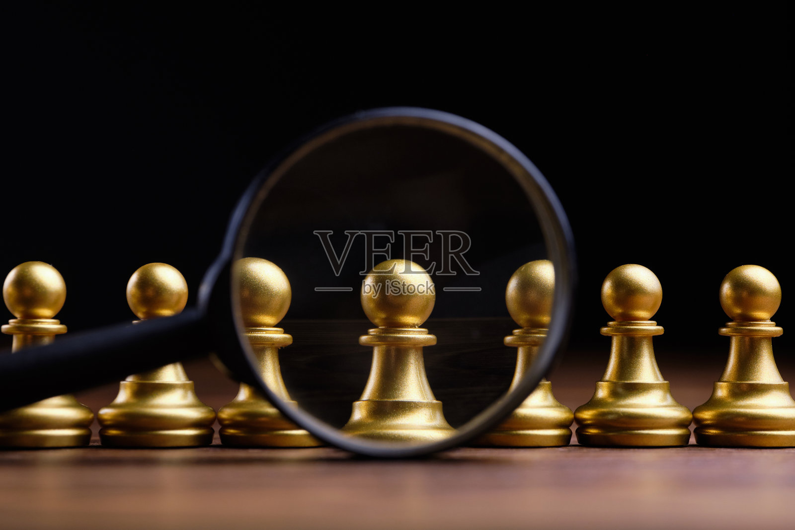 通过人力资源部门搜索员工照片摄影图片