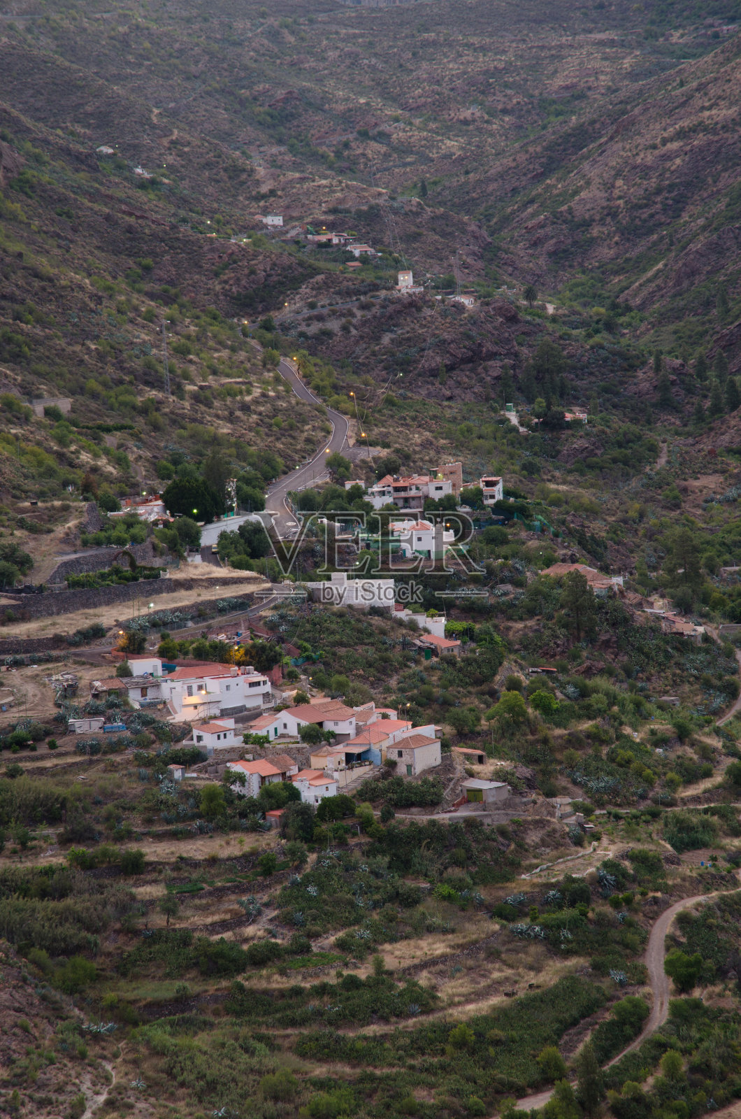埃尔贾纳尔的峡谷和村庄。照片摄影图片