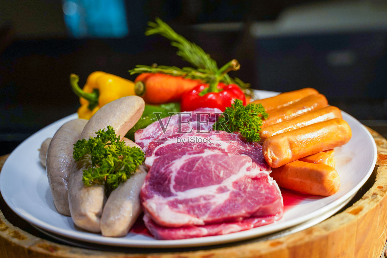 烧烤用的生猪颈和香肠照片摄影图片