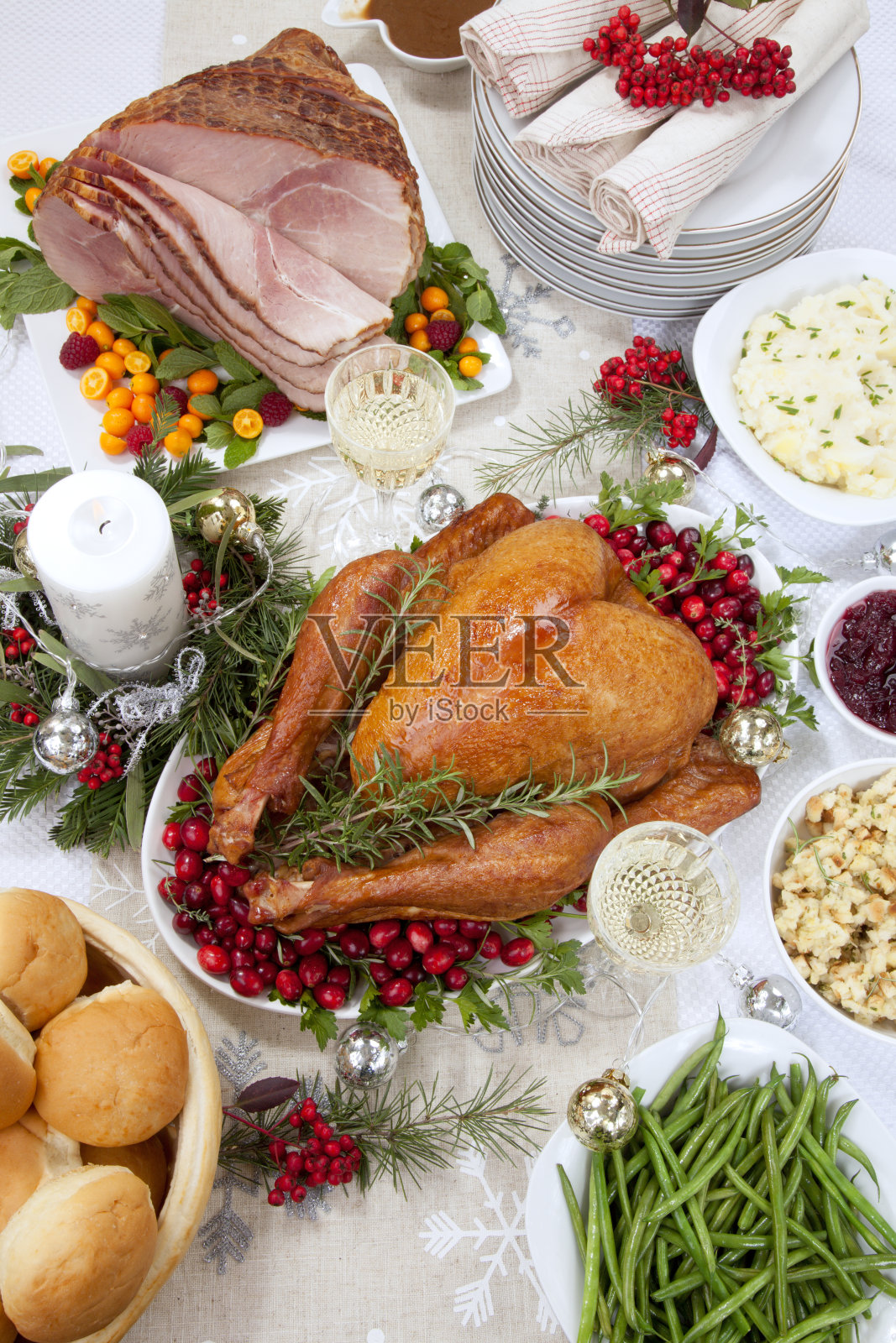 圣诞烤火腿和烟熏火鸡照片摄影图片