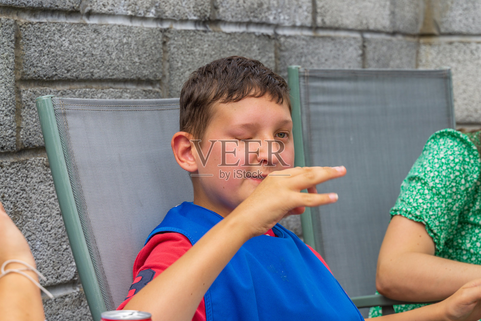 一个残障半盲男孩在后院烧烤照片摄影图片