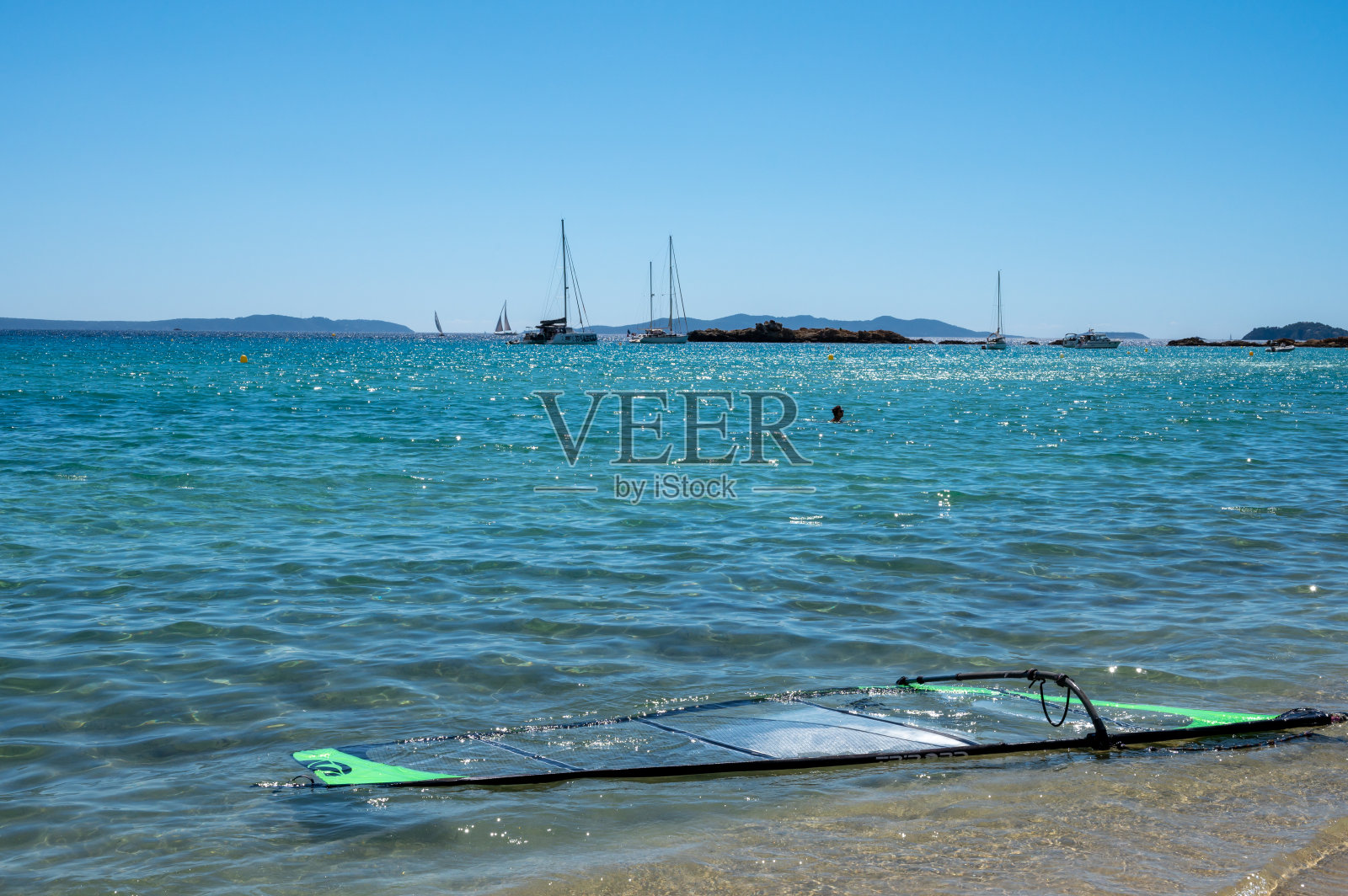 夏天在法国里维埃拉度假,在法国普罗旺斯瓦勒拉万杜附近的圣克莱尔地中海清澈湛蓝的海水照片摄影图片