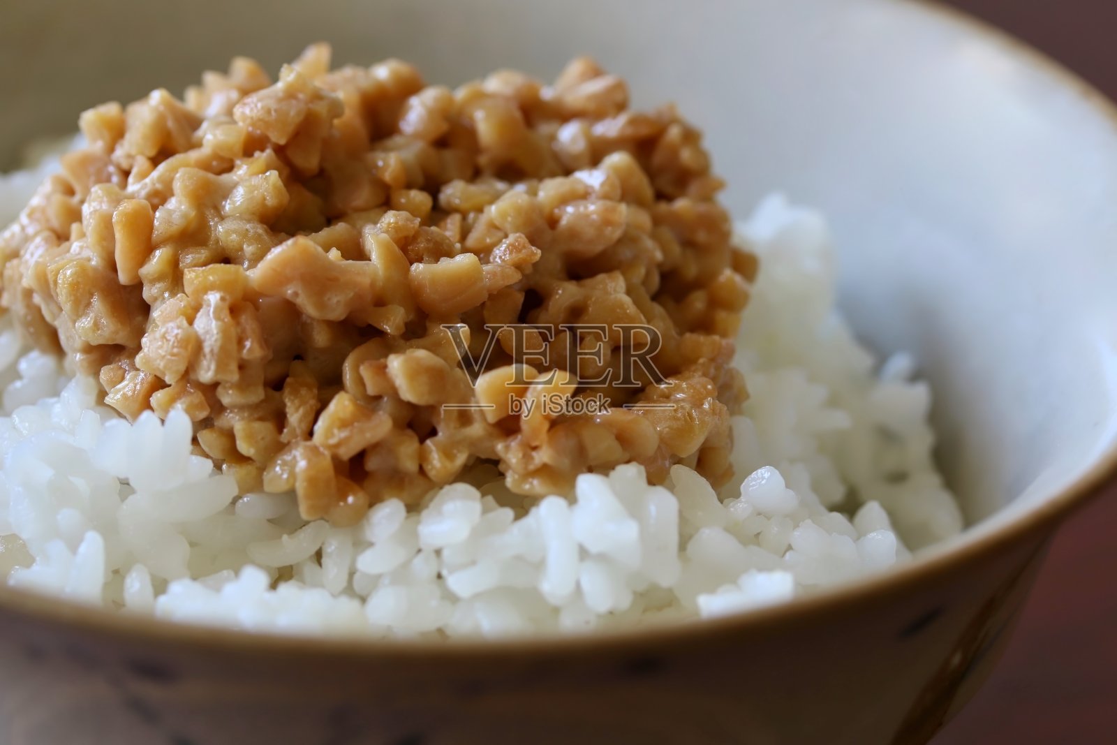 细碎纳豆配米饭照片摄影图片