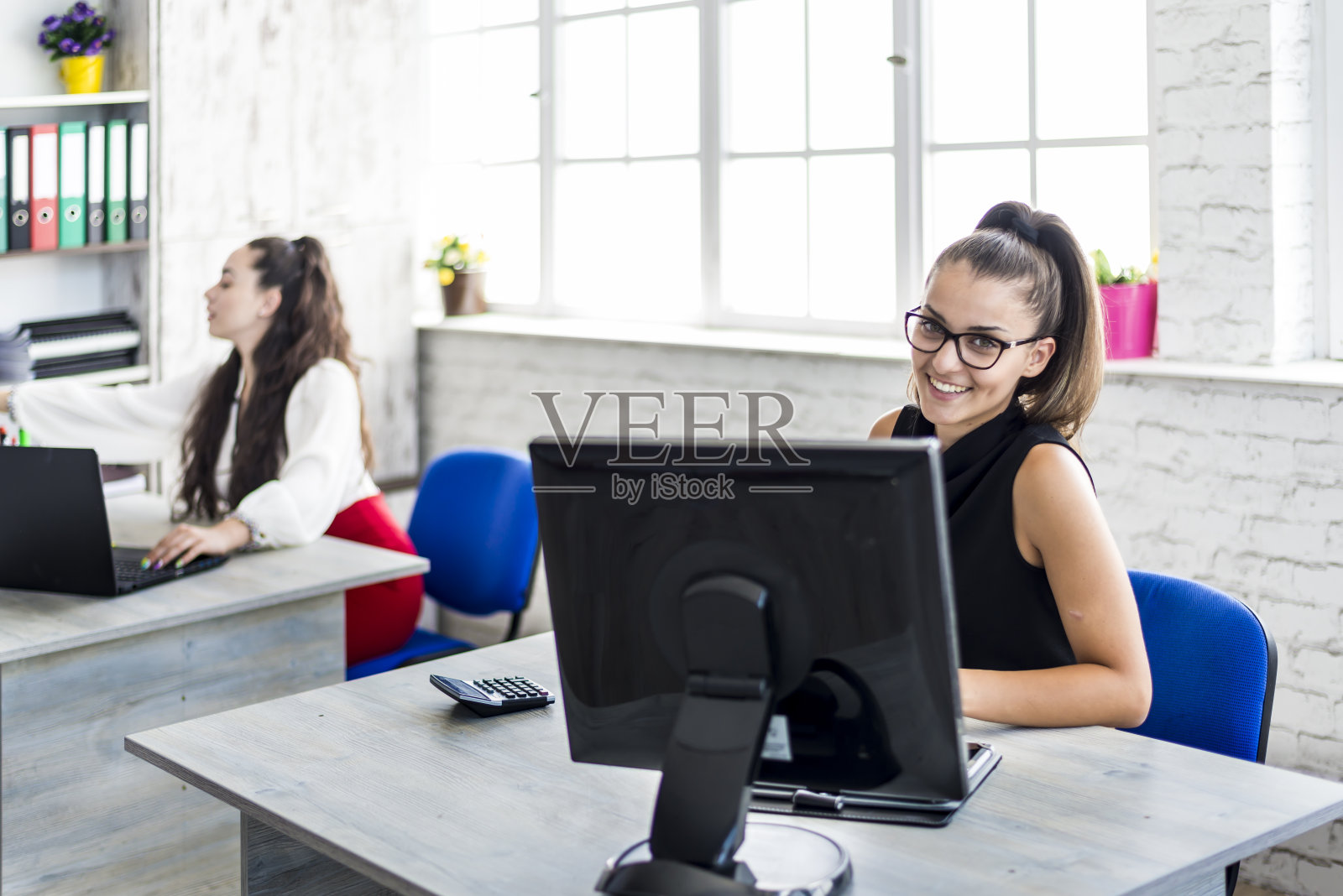 两个女人在办公室工作照片摄影图片