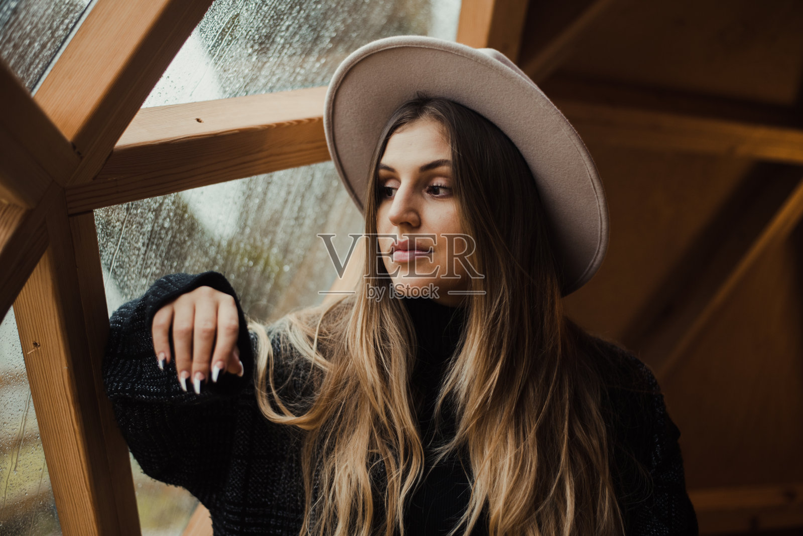 一个年轻女子在一个木制圆顶里的肖像照片摄影图片