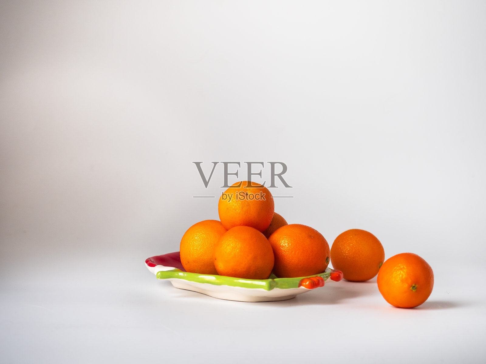 橘红色滑板上的陶瓷圣诞装饰板孤立照片摄影图片