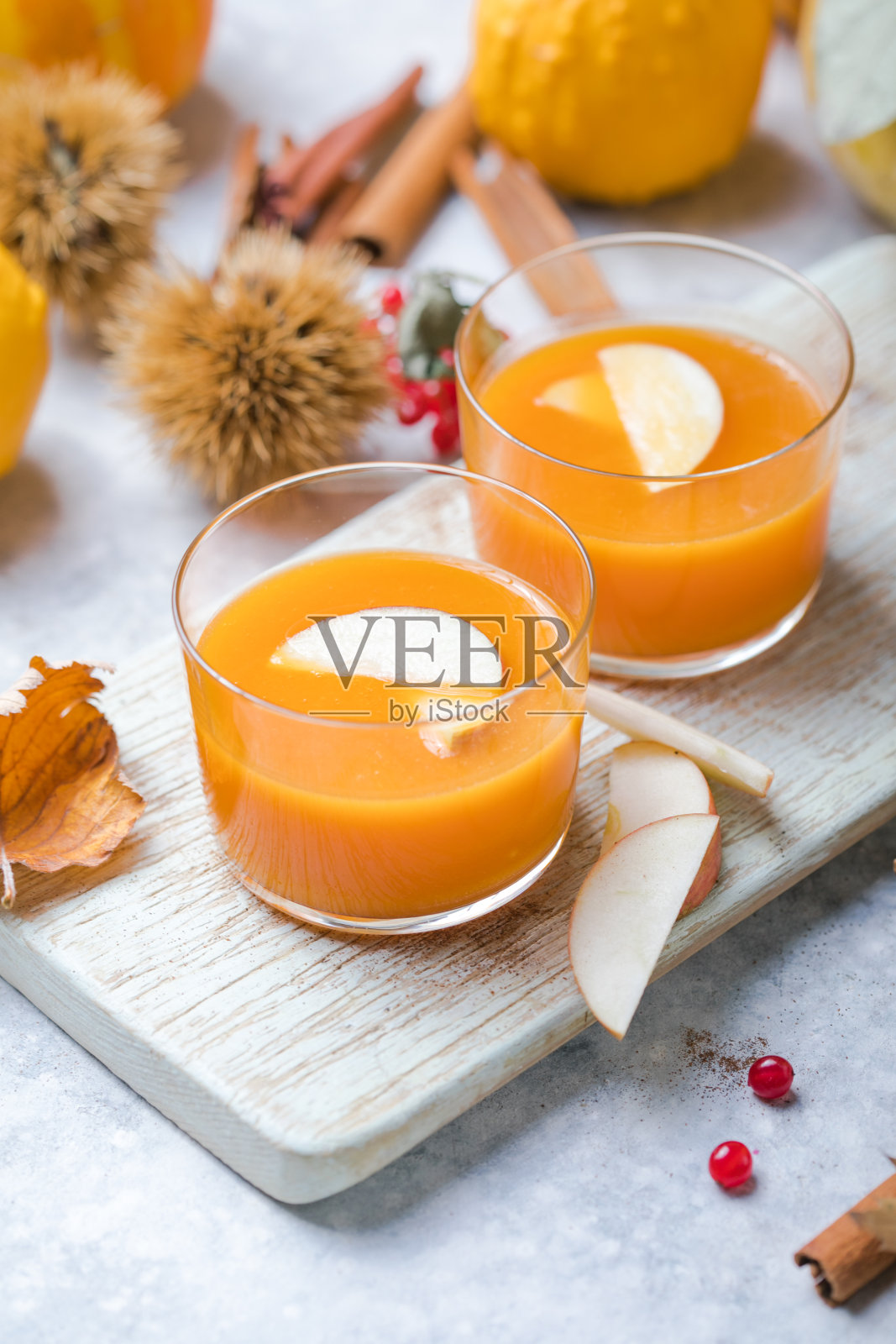 热南瓜潘趣酒或加苹果的桑格利亚汽酒。万圣节和感恩节的饮料。传统的秋冬饮品和鸡尾酒照片摄影图片