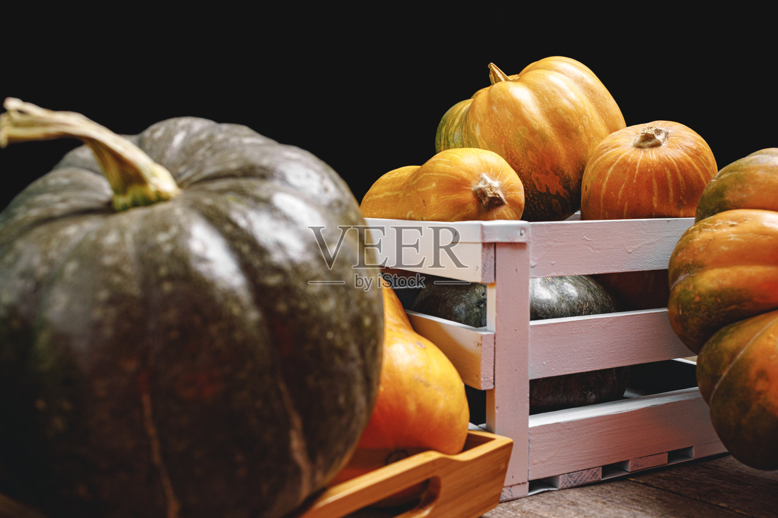 在木板上的木箱里的南瓜堆照片摄影图片