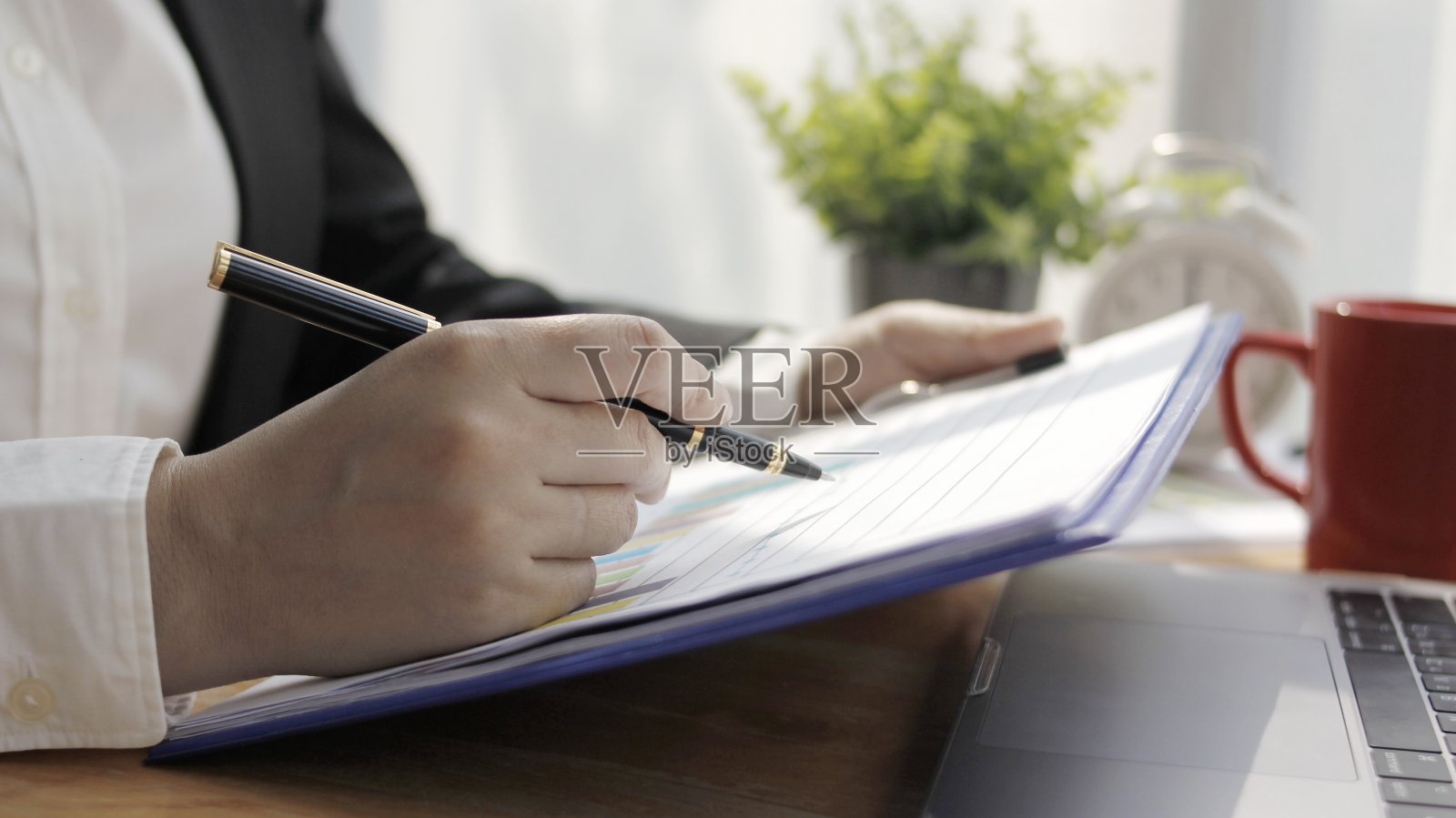 商人的手有一支笔照片摄影图片