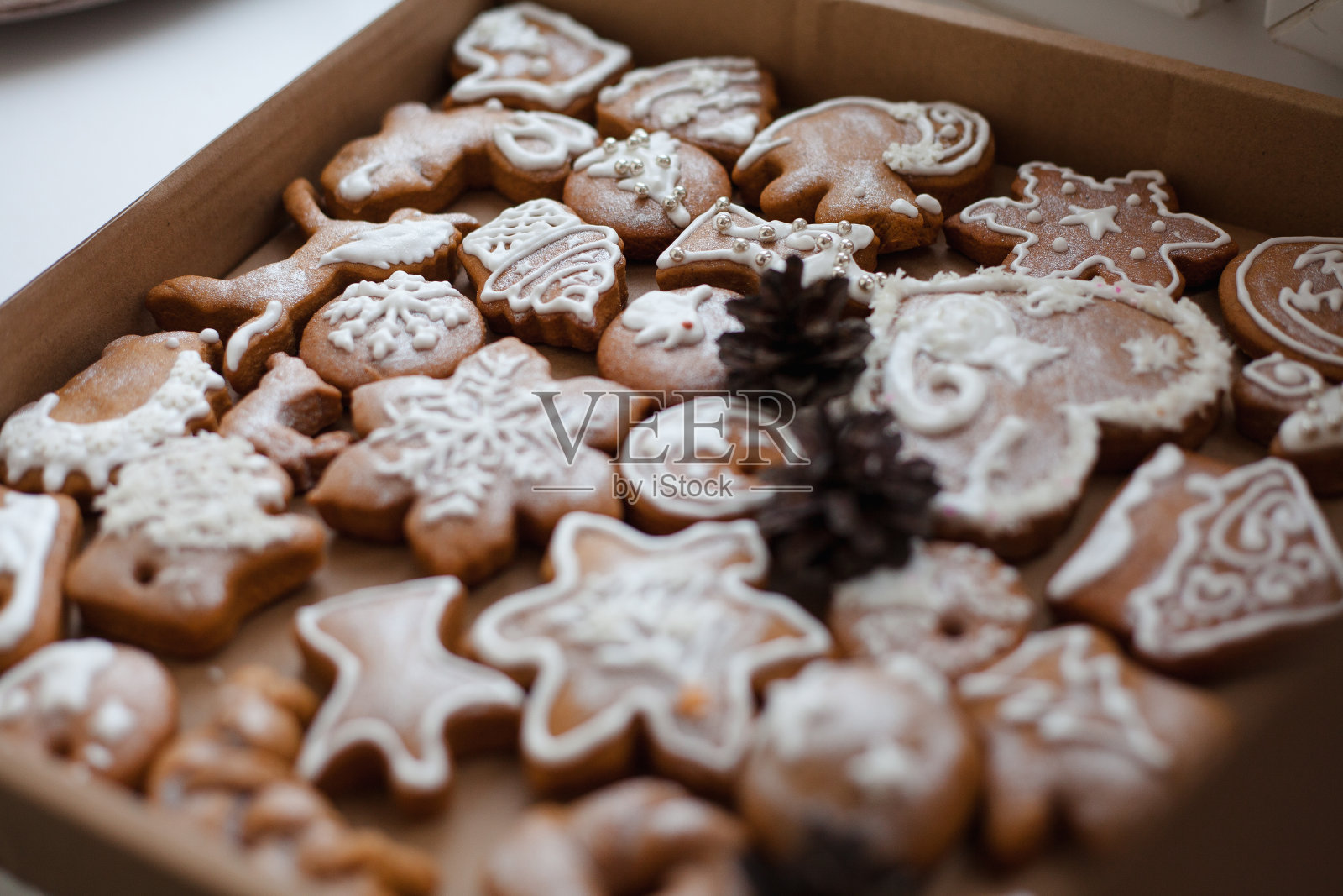 圣诞节自制姜饼曲奇。盒子里的新年礼物。照片摄影图片