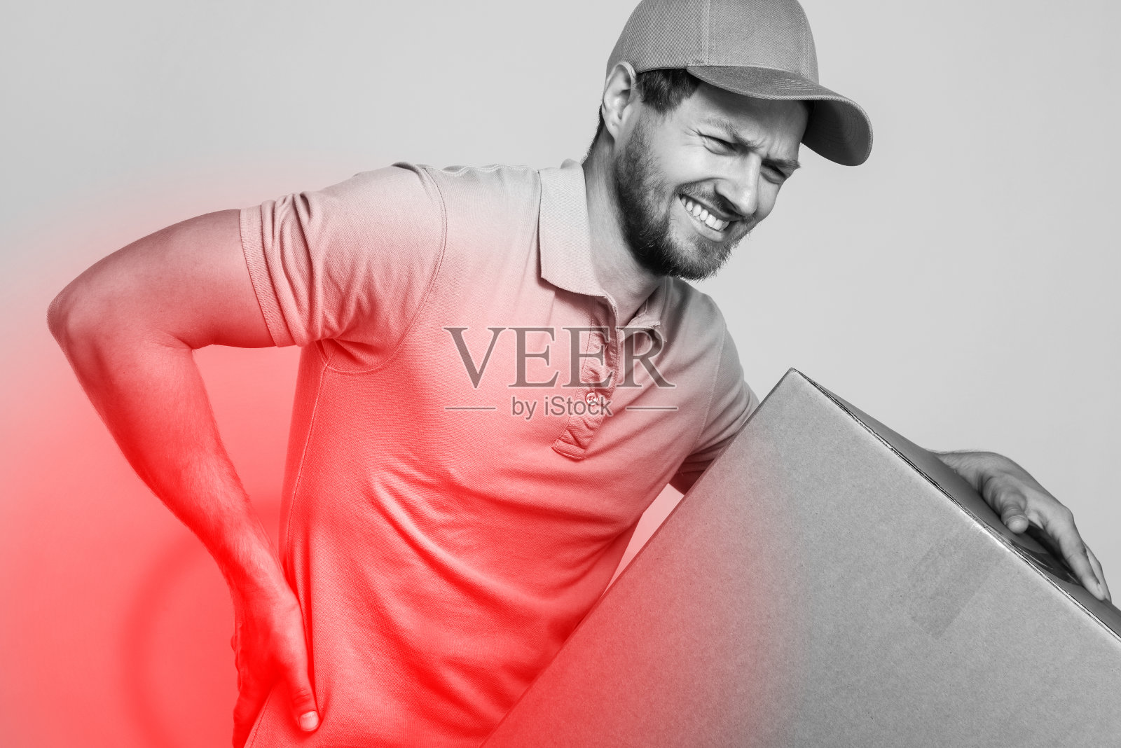 搬运工在搬运沉重的箱子时背痛照片摄影图片