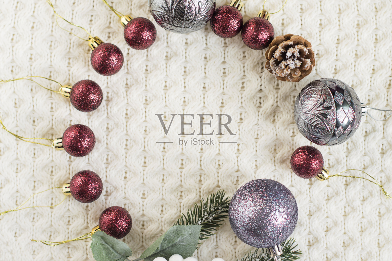 圣诞球的红色针织白色织物。照片摄影图片