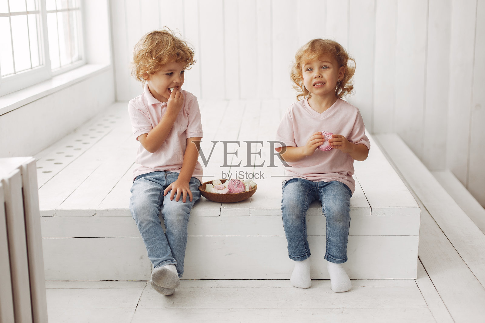 可爱的孩子在家里吃饼干照片摄影图片