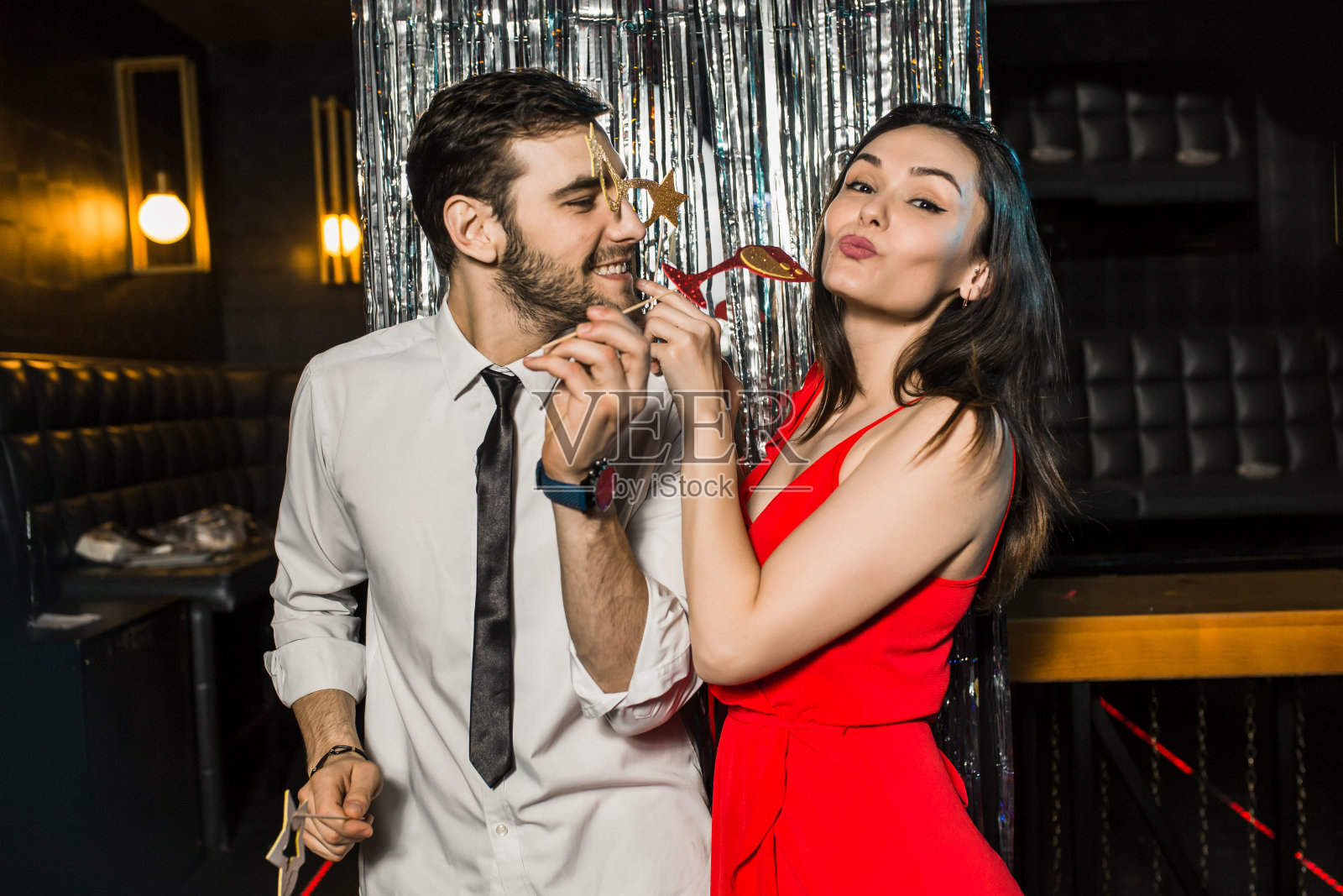 一对快乐的年轻夫妇在夜总会摆pose的肖像照片摄影图片