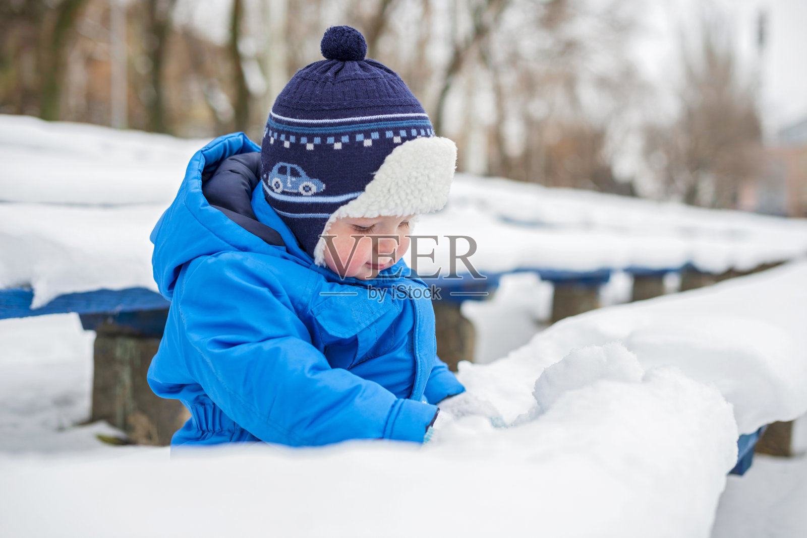 冬天,一个小孩子在户外玩雪照片摄影图片