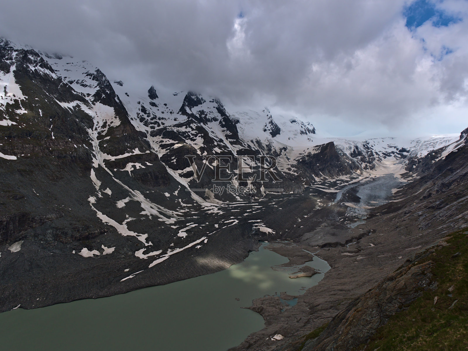 帕斯特兹冰川和雄伟的大格洛克纳山的美丽全景从视角Kaiser-Franz-Josefs-Höhe在大格洛克纳高山公路在奥地利阴天。照片摄影图片