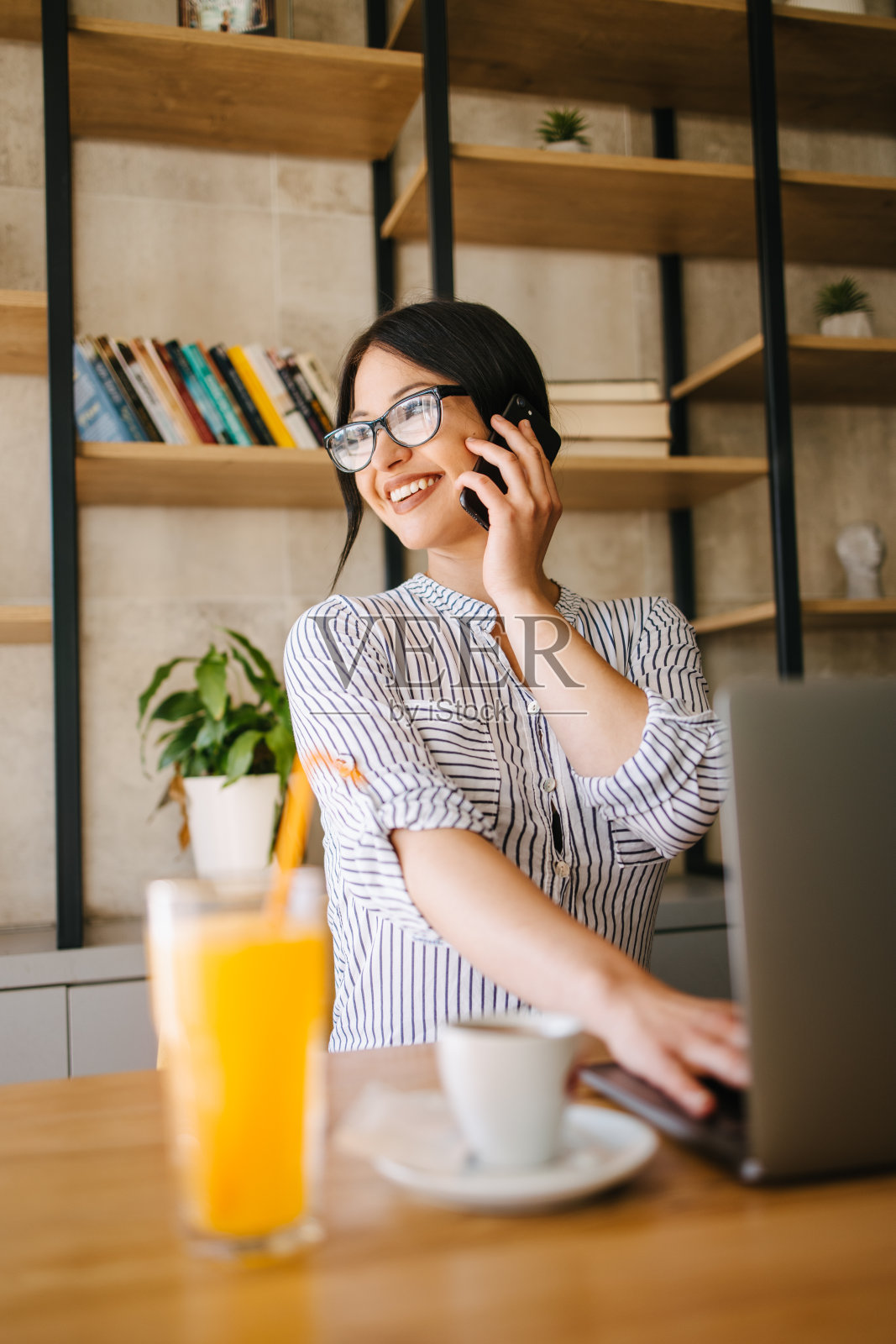 年轻漂亮的女商人在她的办公室工作照片摄影图片