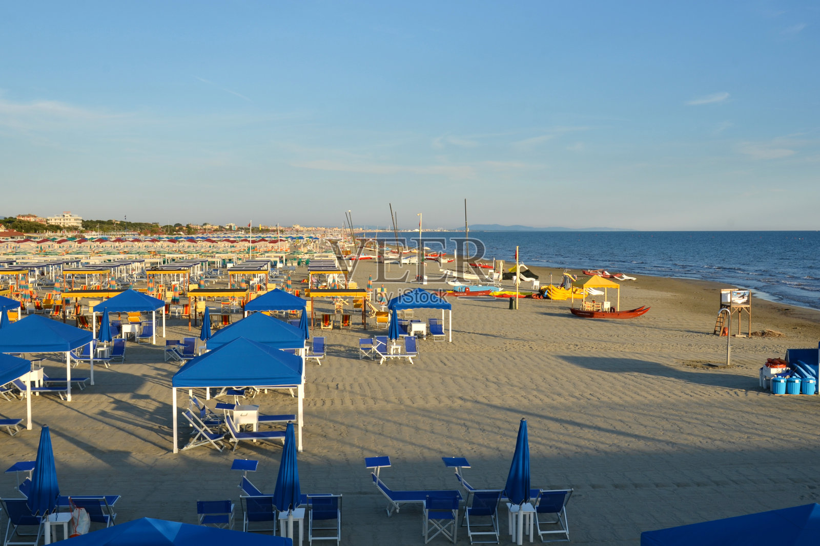 空荡荡的意大利里维埃拉海滩和色彩鲜艳的阳伞照片摄影图片