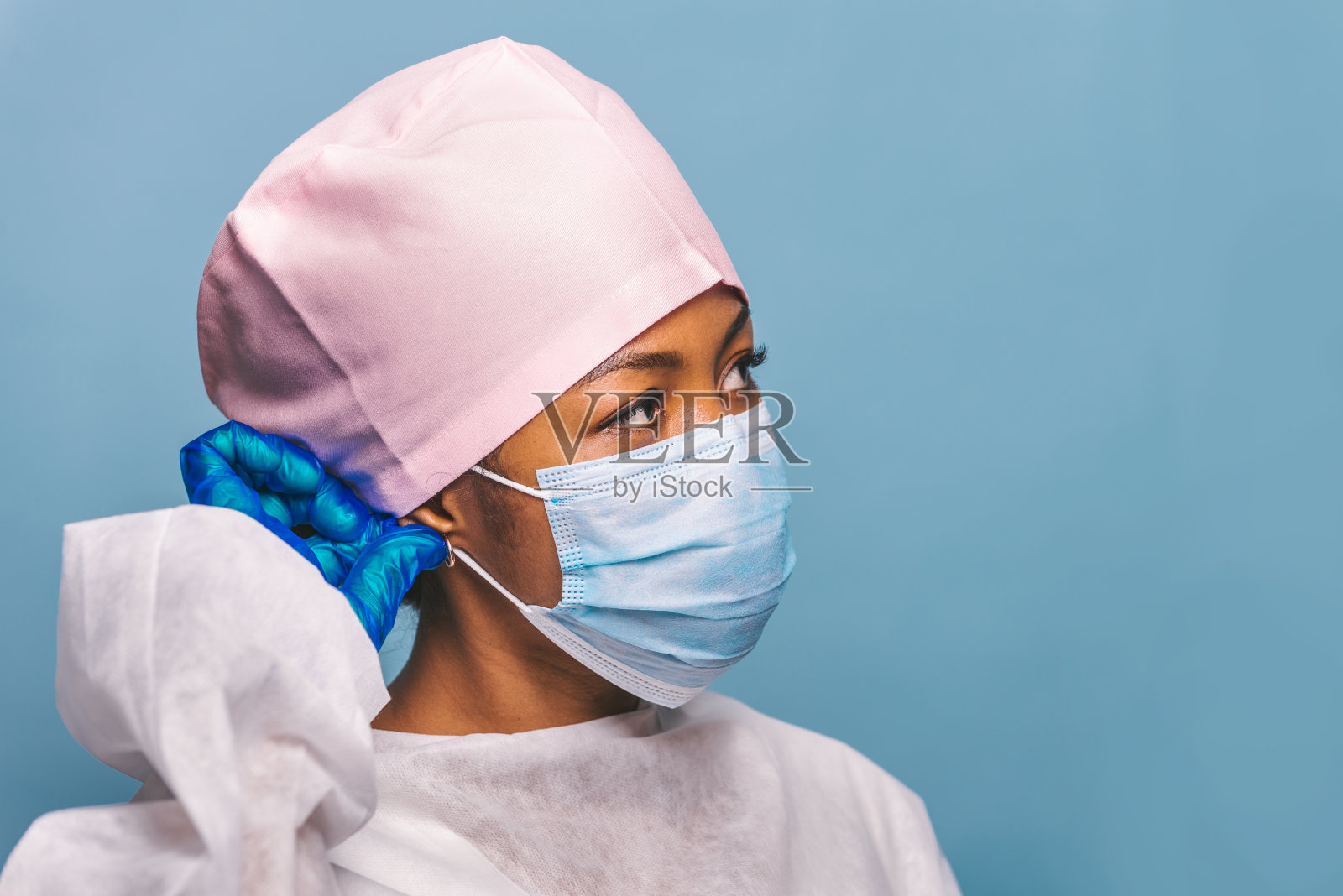 使用covid-19防护设备的护士画像照片摄影图片