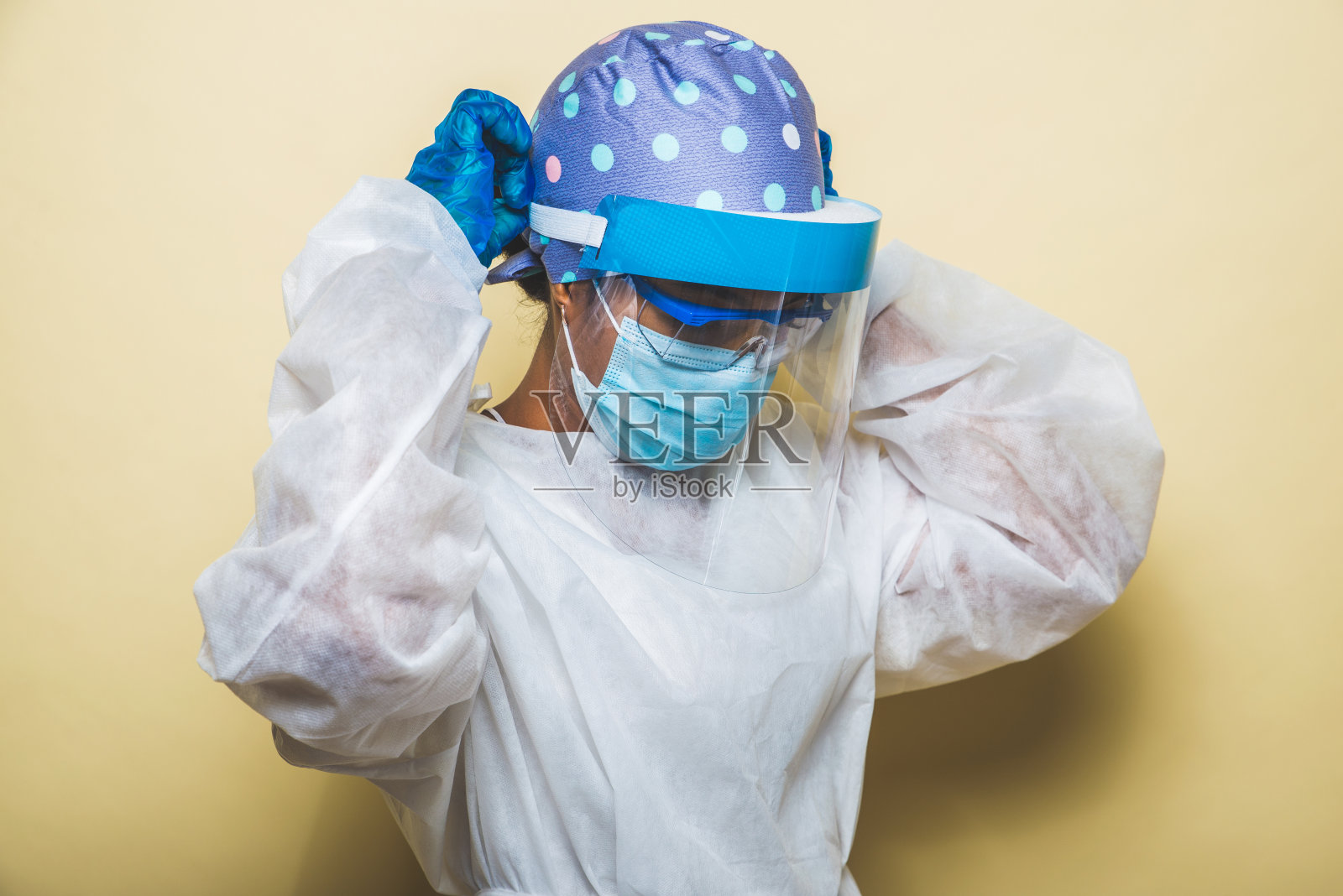 使用covid-19防护设备的护士画像照片摄影图片