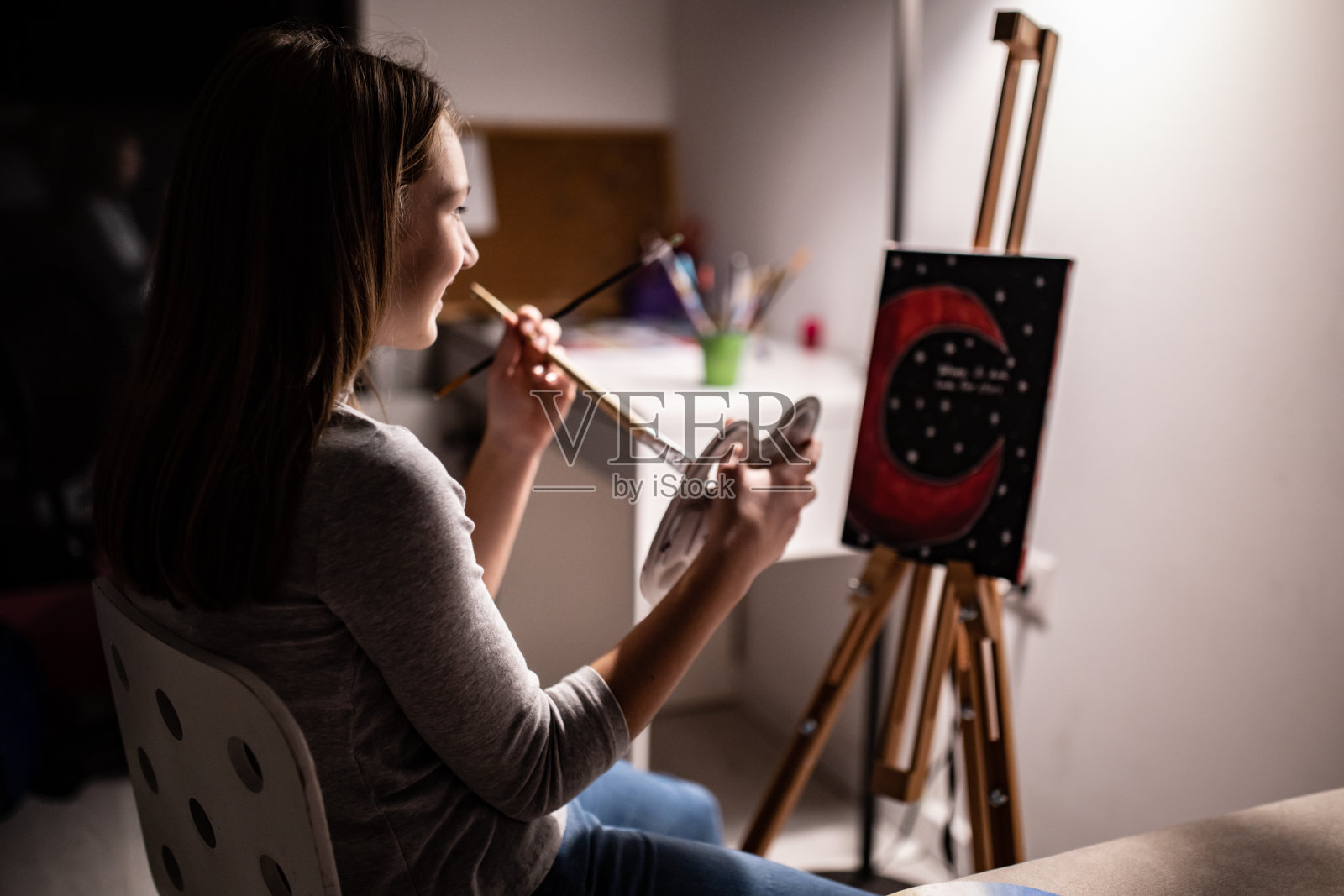 十几岁的女孩在家画画照片摄影图片