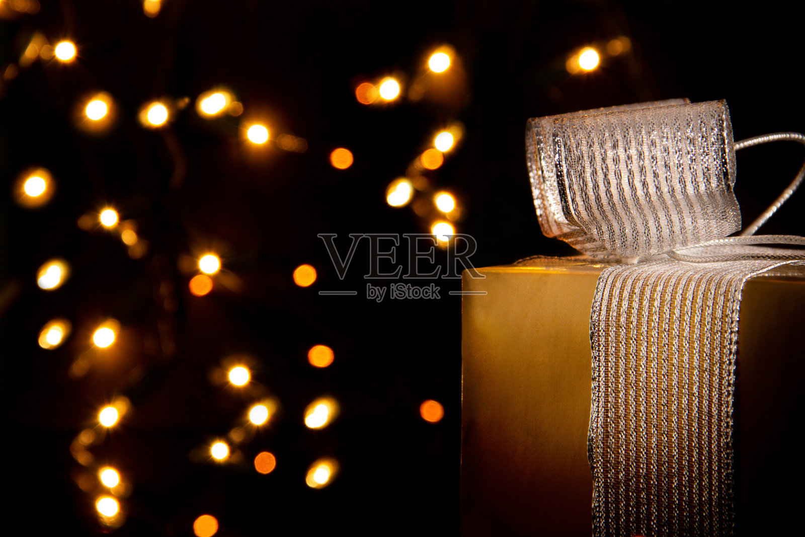 包装圣诞礼物。照片摄影图片