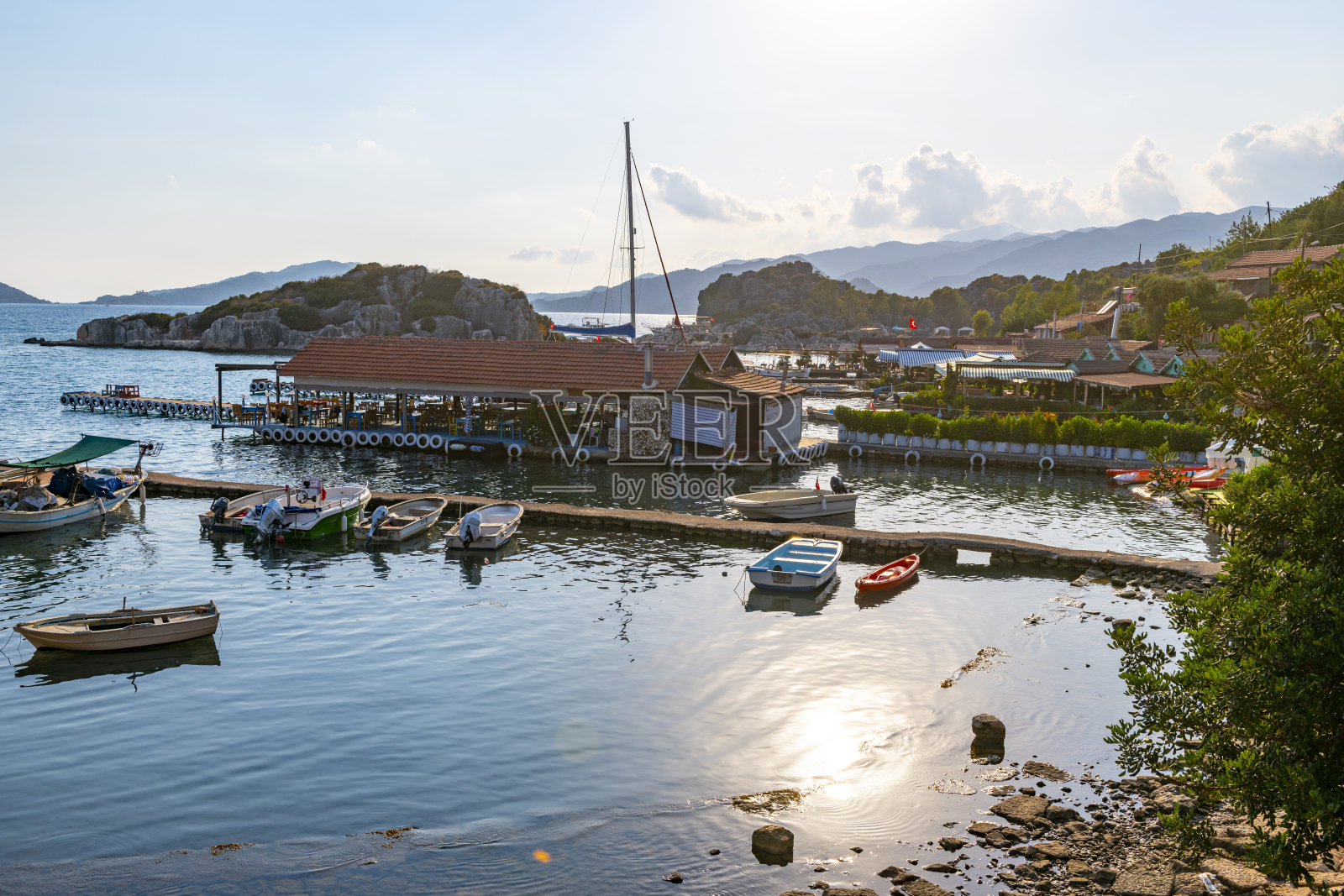 停泊在海上的船只的高角度视图照片摄影图片
