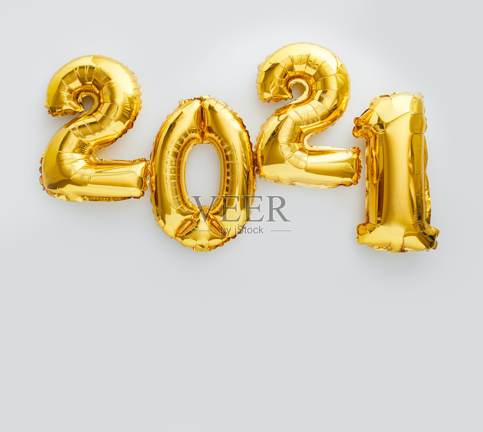 2021气球文字在白色背景。圣诞金箔气球2021年新年前夜的邀请。方形平铺与拷贝空间照片摄影图片