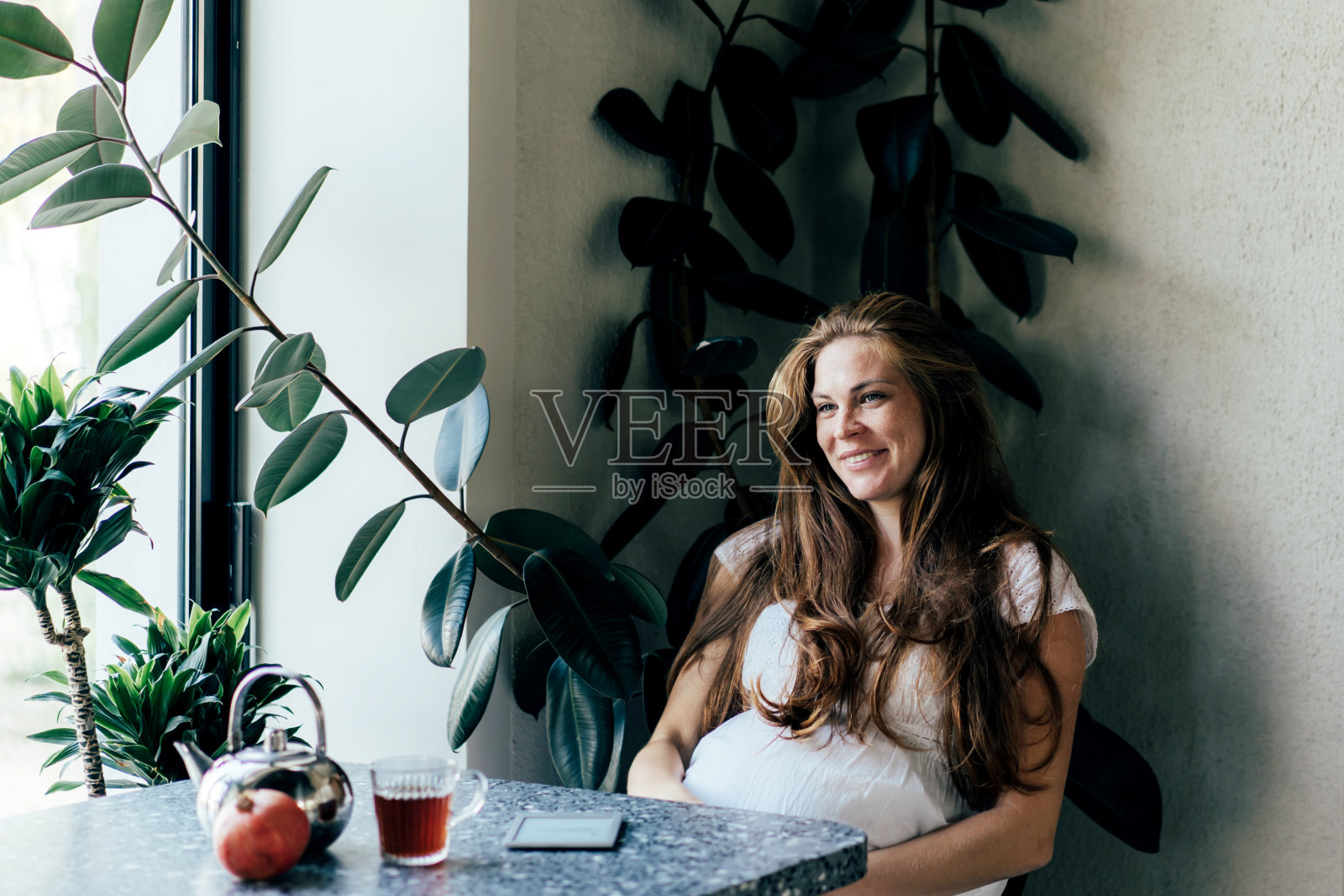 笑的迷人孕妇照片摄影图片